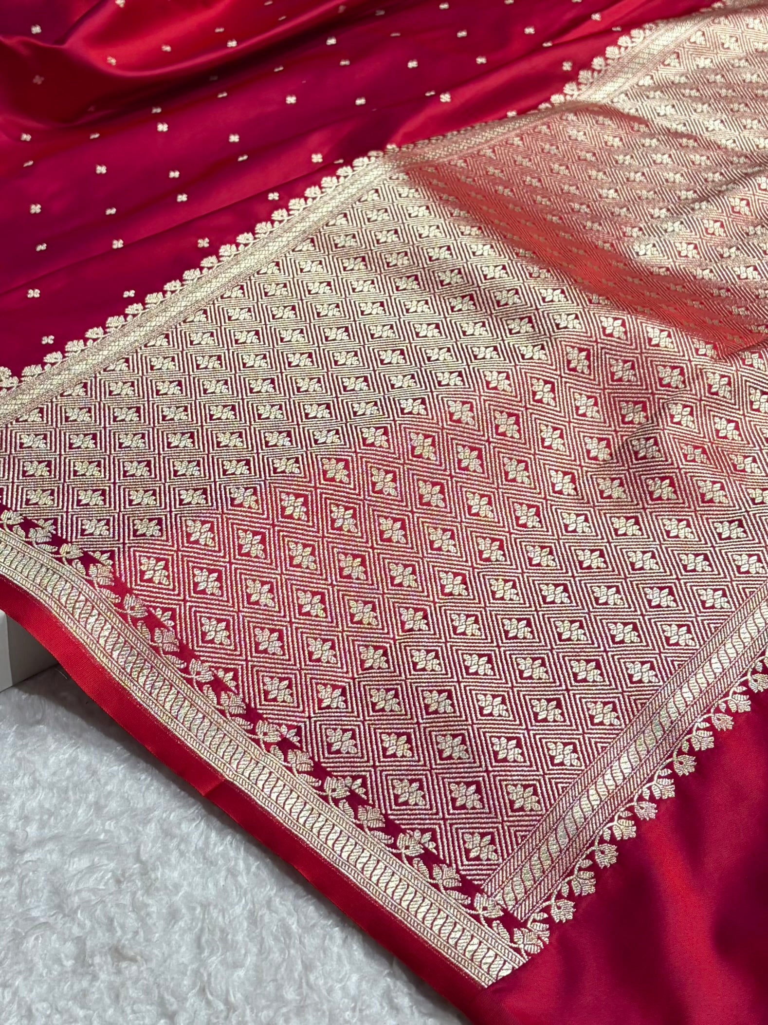 Magentic Red Shades Banarasi Boota Pattern Floral Mashru Silk Saree MSM-119