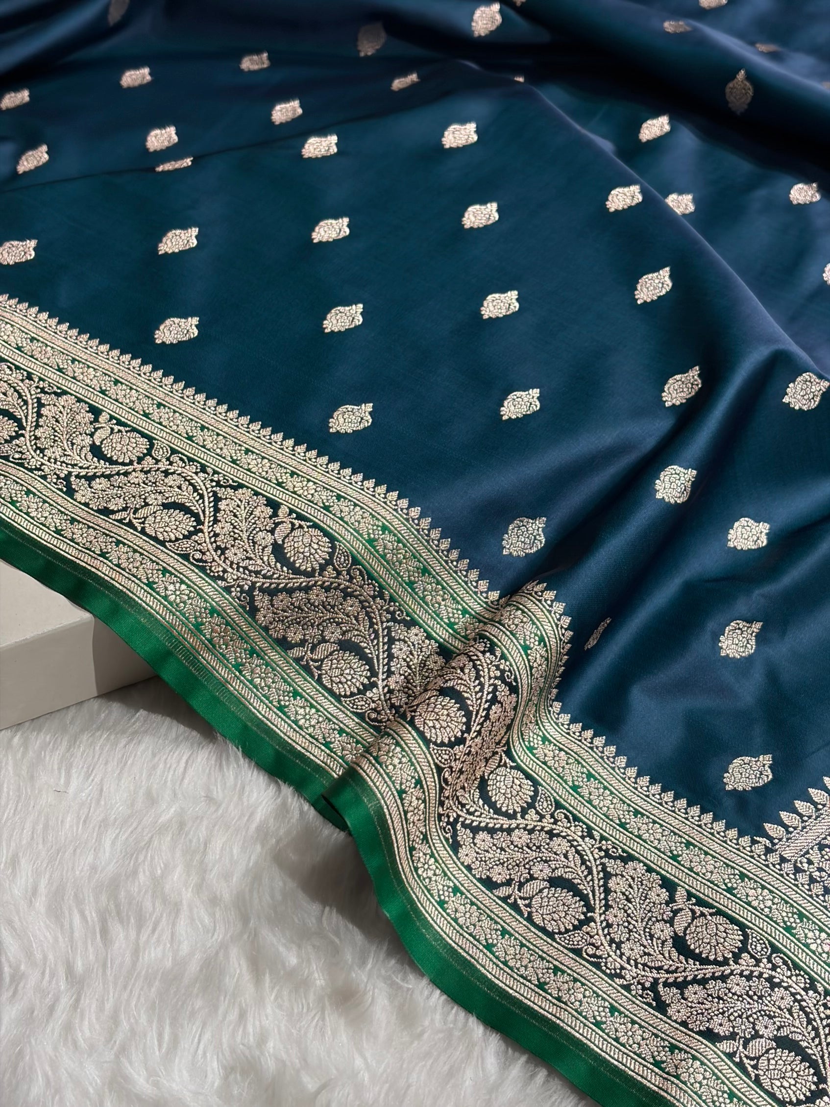 Banarasi Peacock With Contrast Black Floral Border Mashru Silk Saree MSM-101