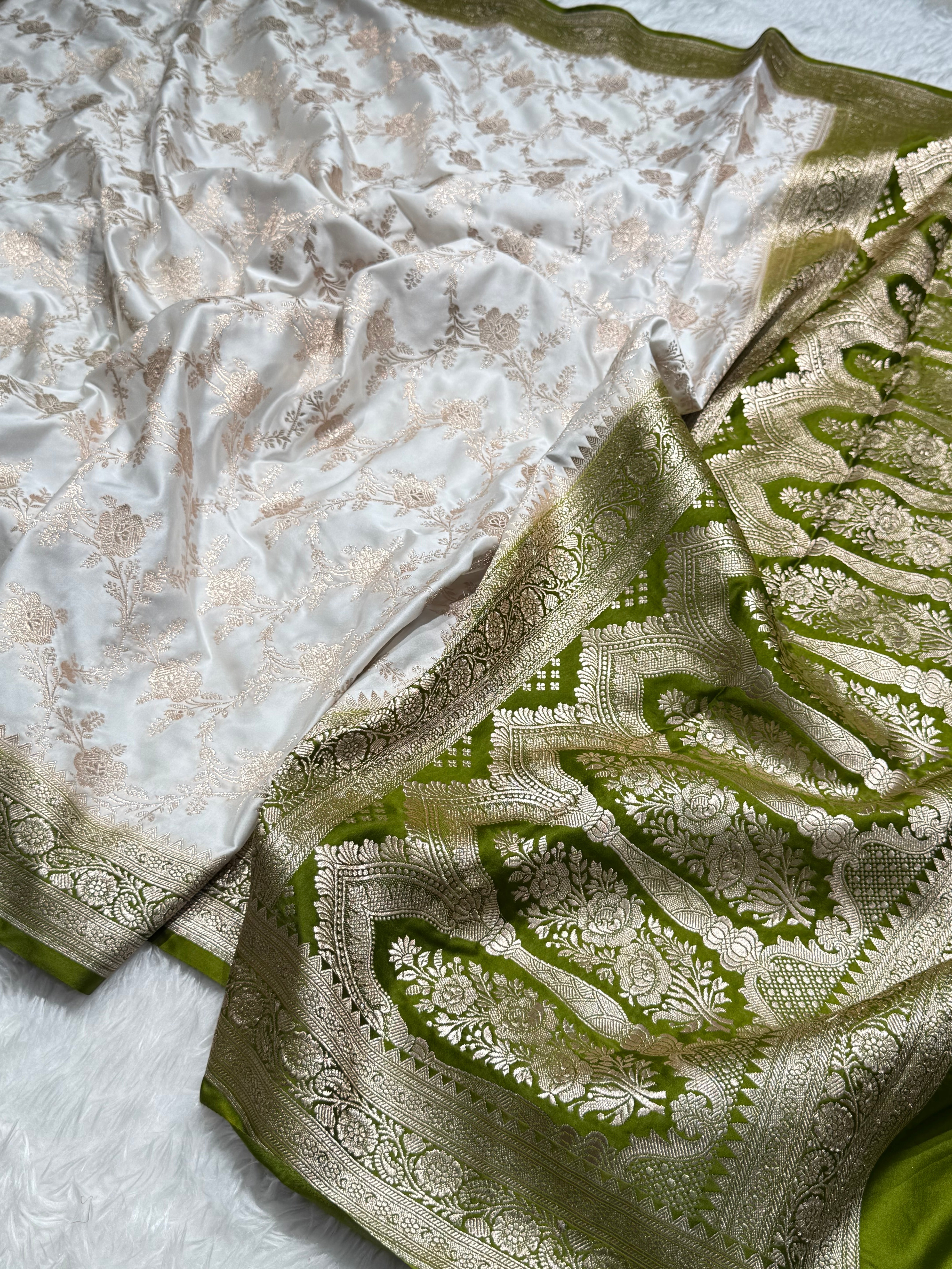 Contrast Mehandi- White Combination Jaal Mashru Silk Saree