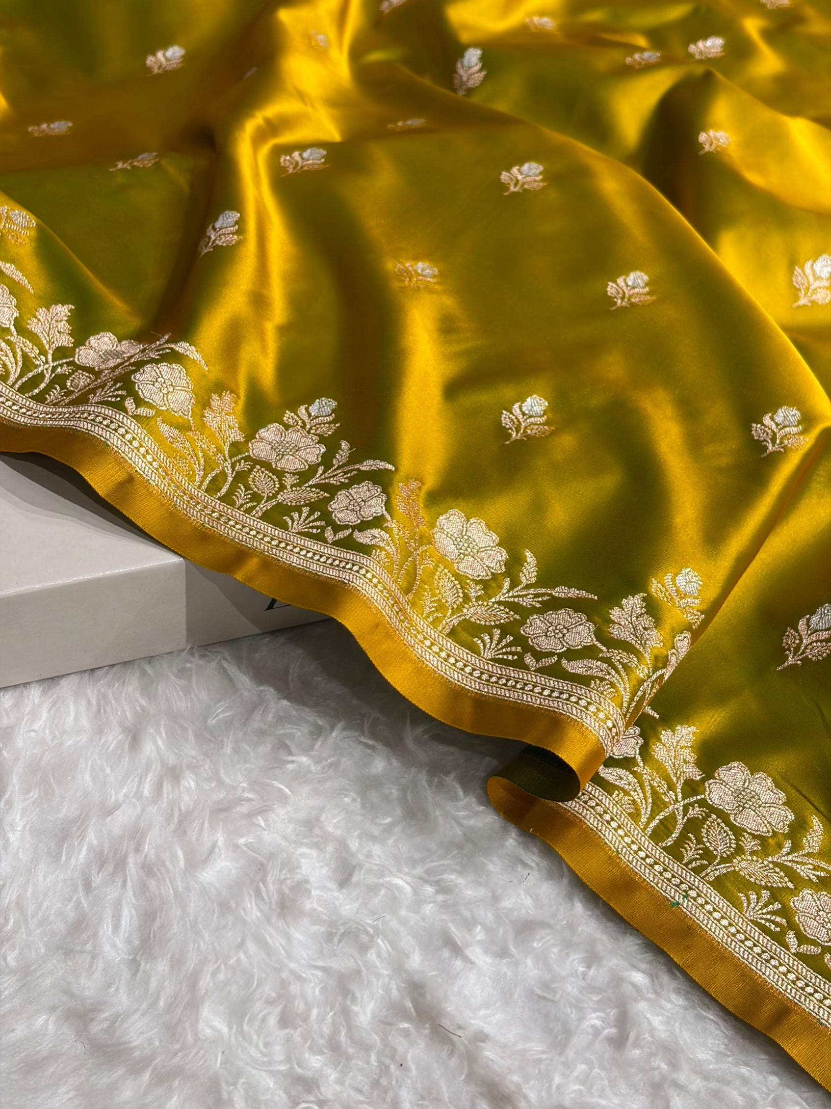 Banarasi Liril Mehendi Green Boota With Floral Border Mashru Silk Saree MSM-85