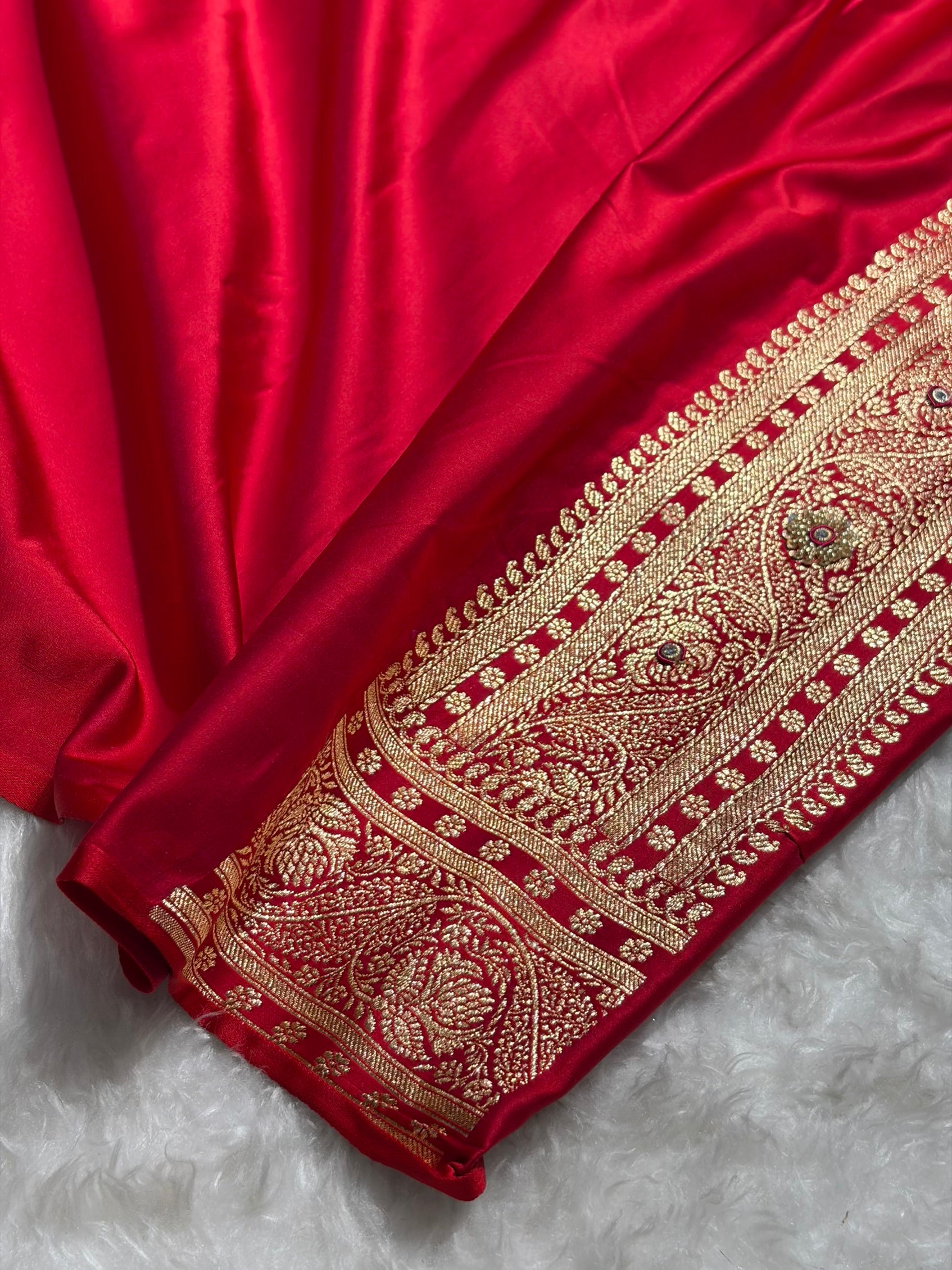 Banarasi Magnetic Red Shades Cross Floral Pattern With Zardozi Work Satin Katan Silk Saree BSK79
