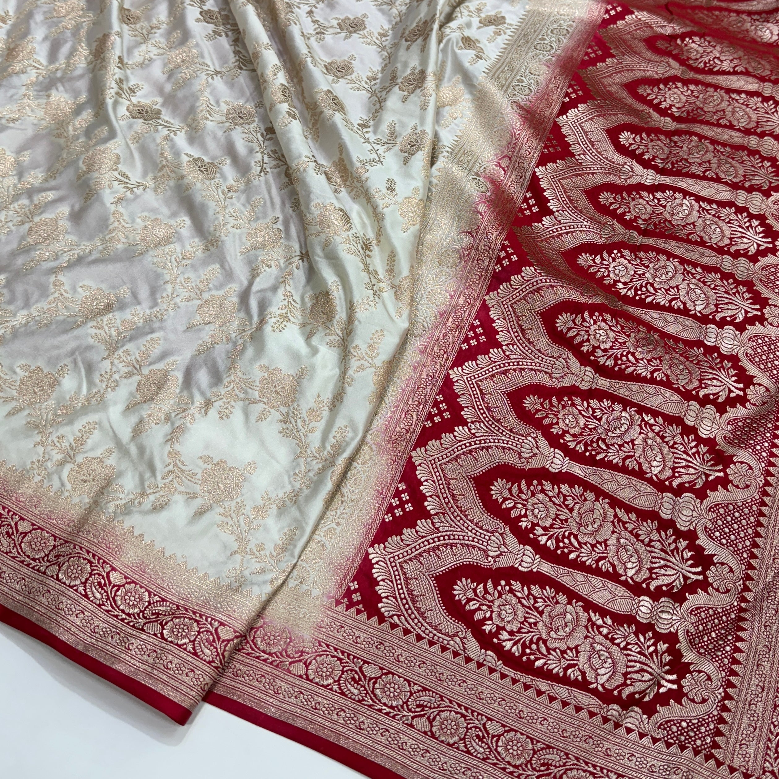 Contrast Red-White Combination Jaal Mashru Silk Saree