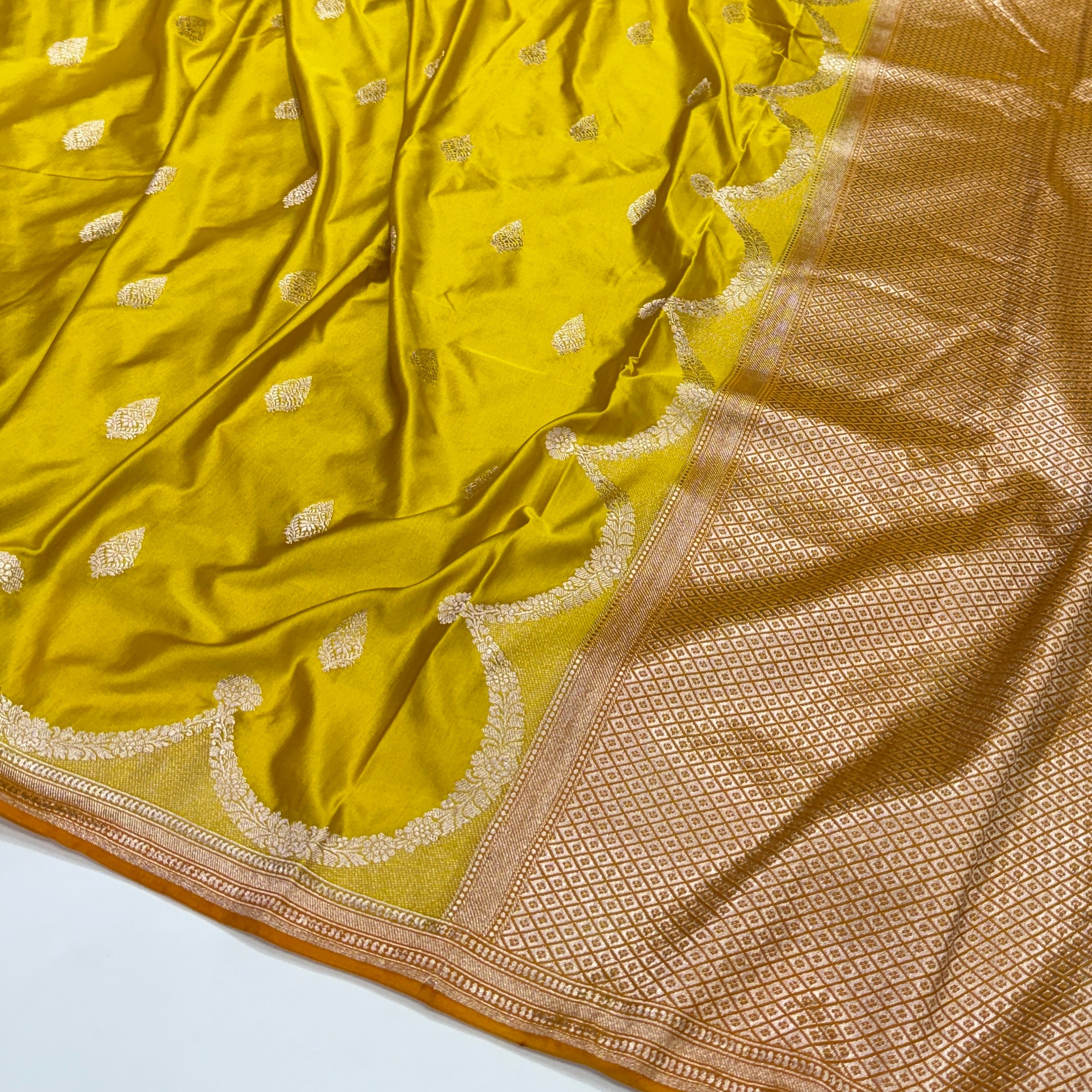 Contrast Mustrad - Yellow Combination Scallop Mashru Silk Saree