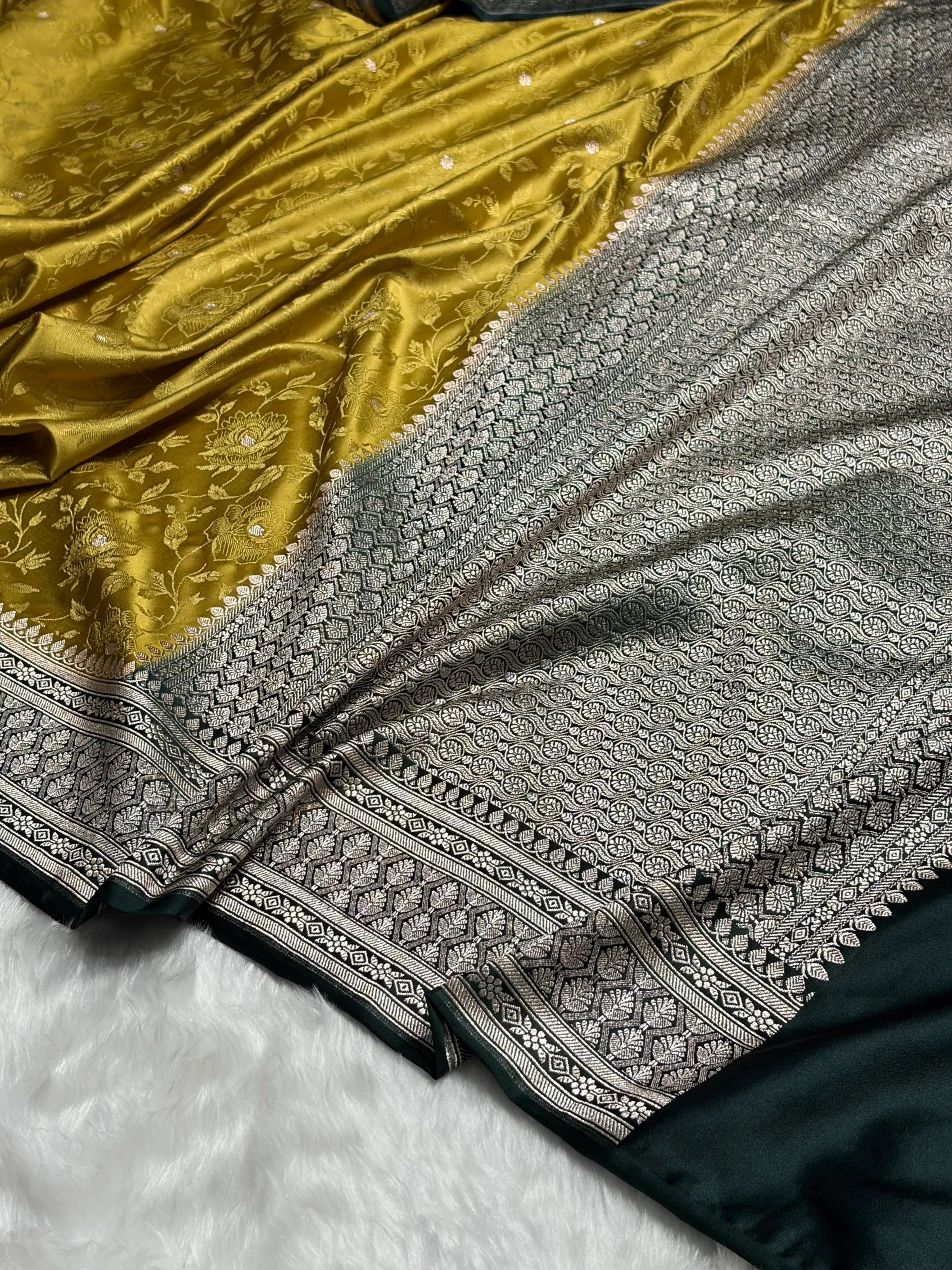 Contrast Banarasi Dusty Mustard With Dark Bottle Green Tanchoi Floral Booti Mashru Silk Saree MS59