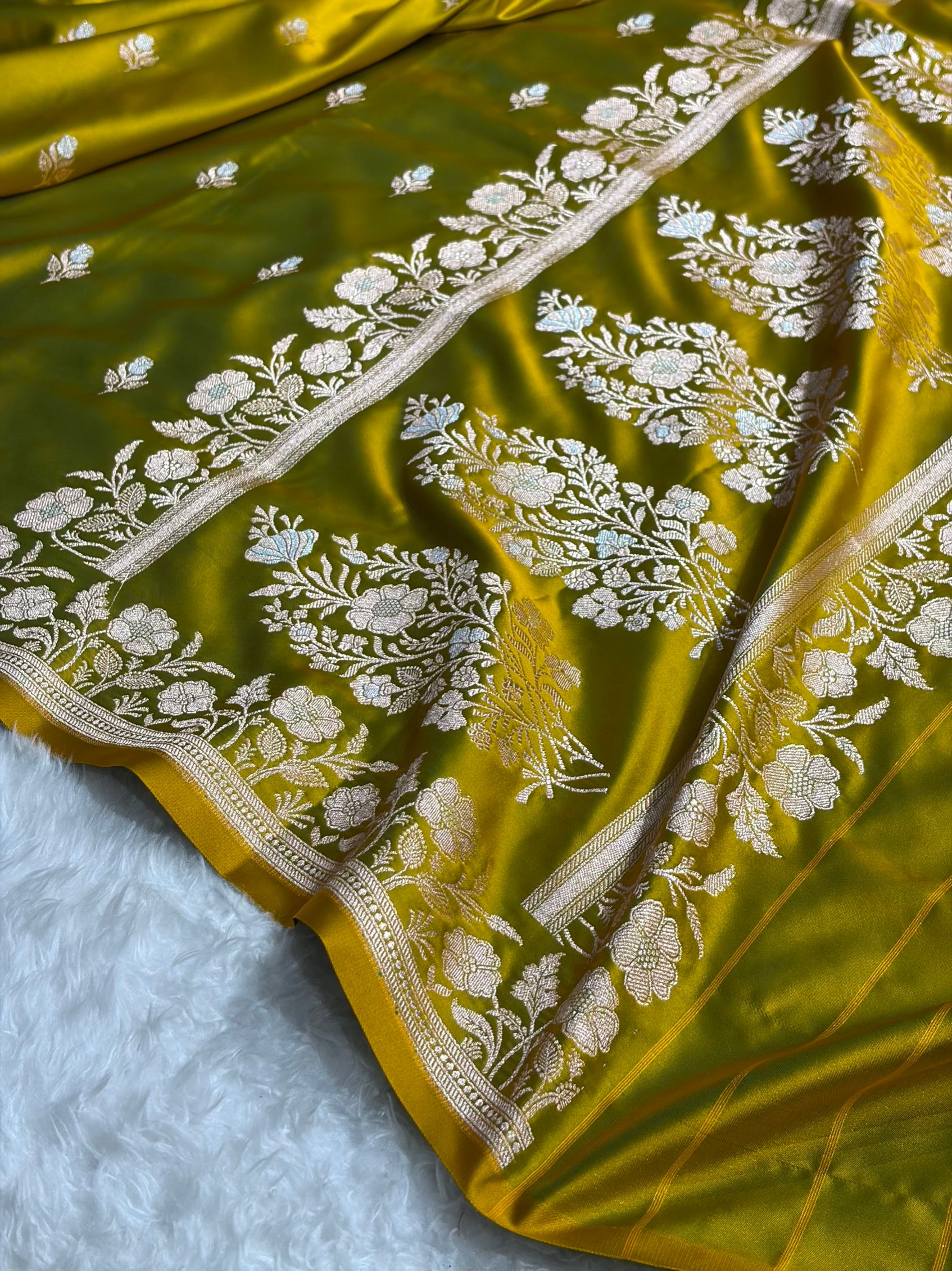 Banarasi Liril Mehendi Green Boota With Floral Border Mashru Silk Saree MSM-85