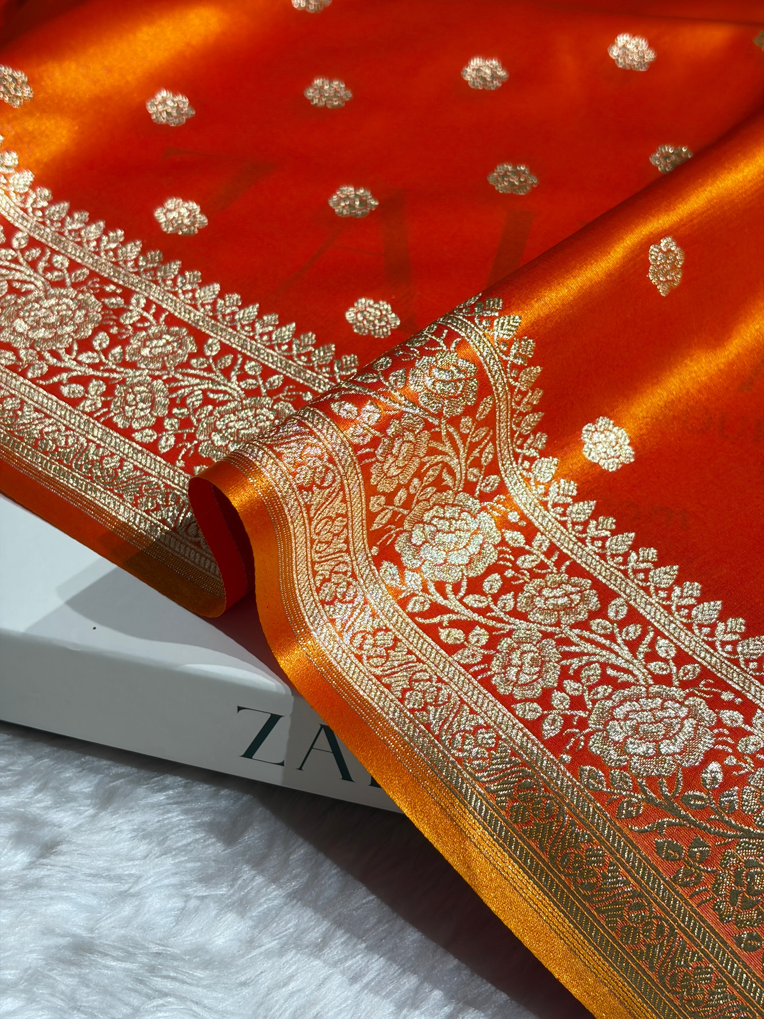 Banarasi Fire Gold Shades Booti Pattern Banarasi Satin Silk Saree SS63