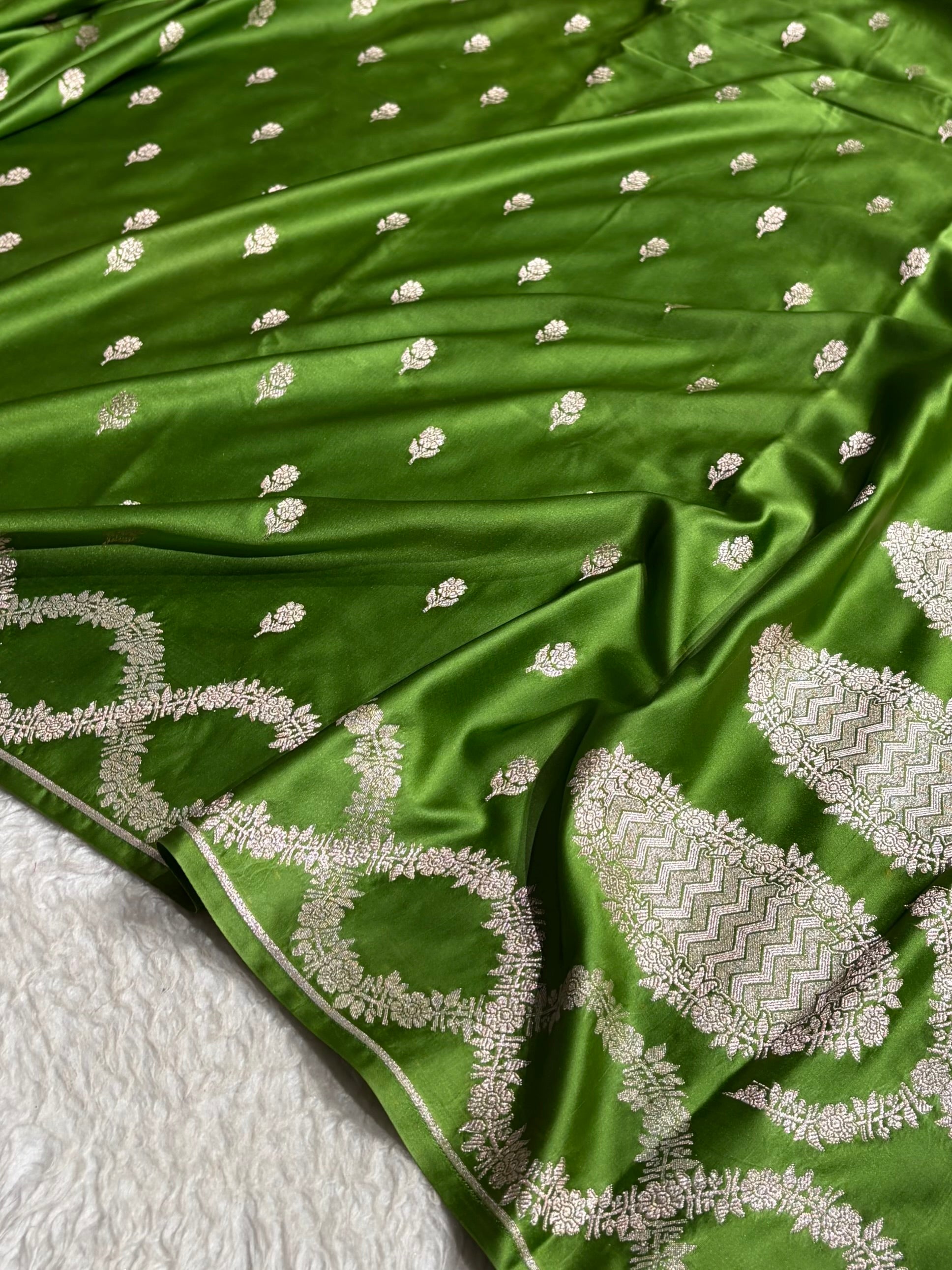 Mehendi Green Shades Scallop Floral Booti Mashru Silk Saree