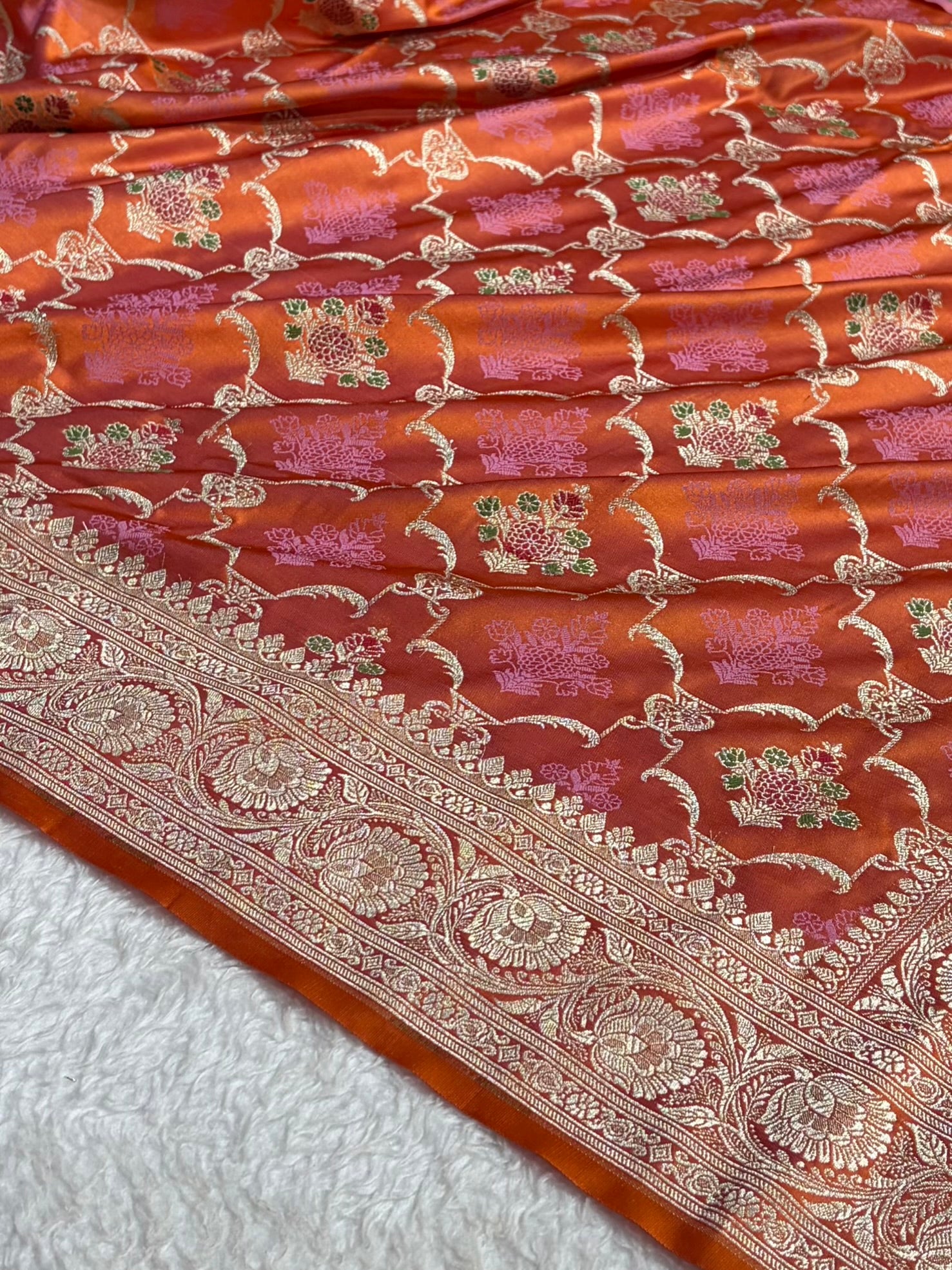Magentic Gold Shades Tanchoi Motif Mashru Silk Saree