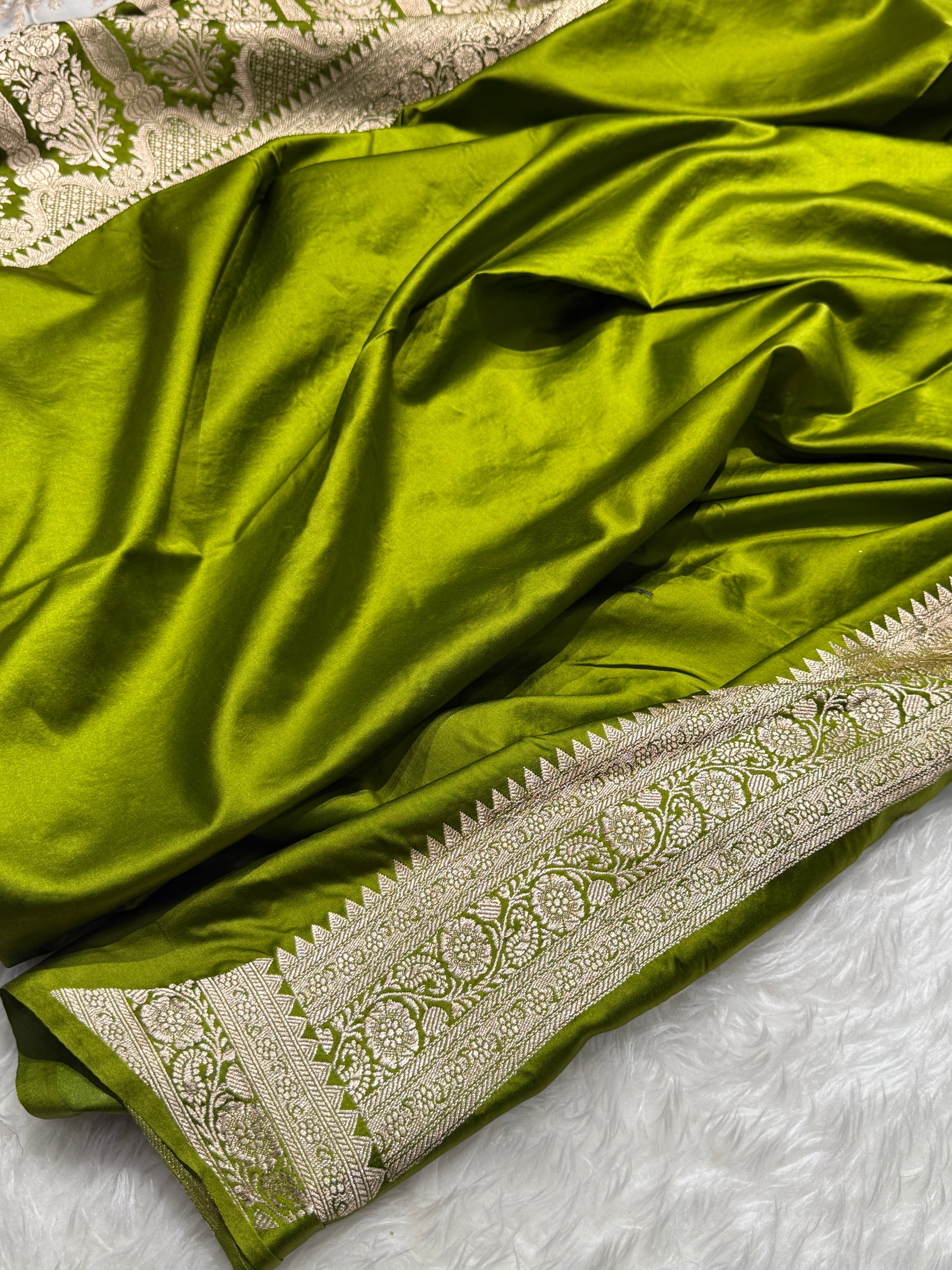 Contrast Mehandi- White Combination Jaal Mashru Silk Saree