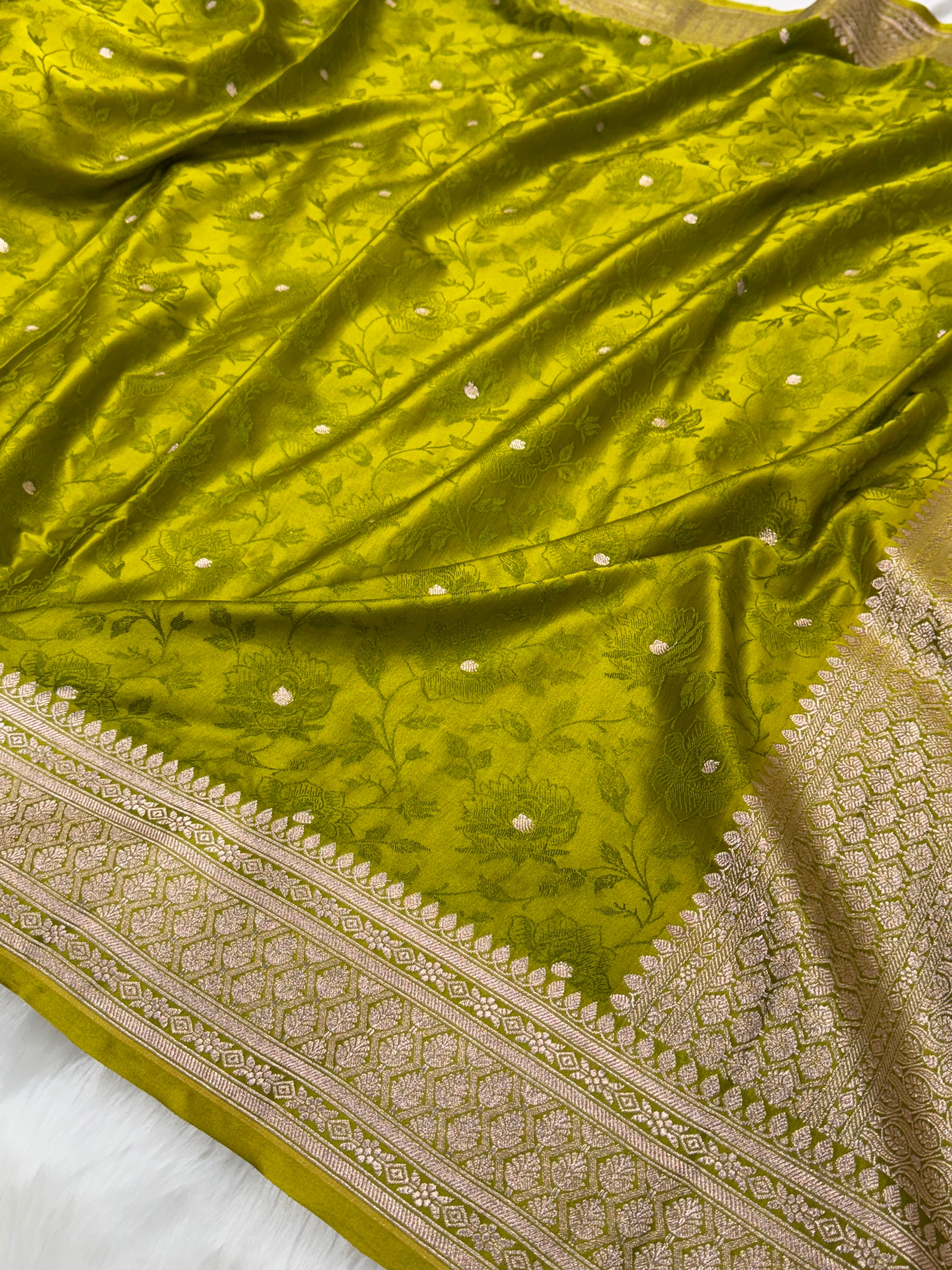 Banarasi Tanchoi Apple Green Shades Floral Booti Mashru Silk Saree