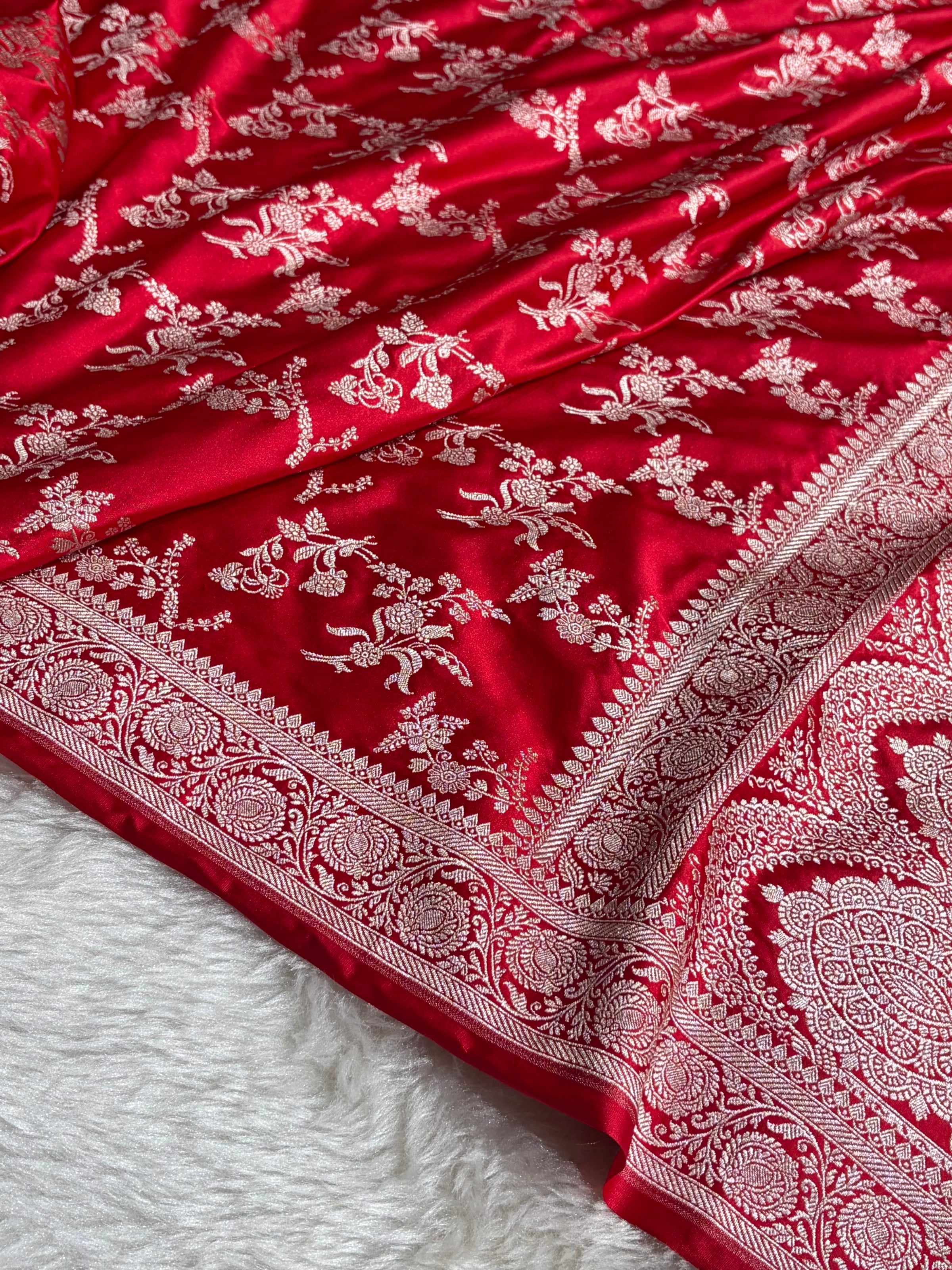 Banarasi Floral Jaal Pattern in Red Shades Floral Mashru Silk Saree MCS98