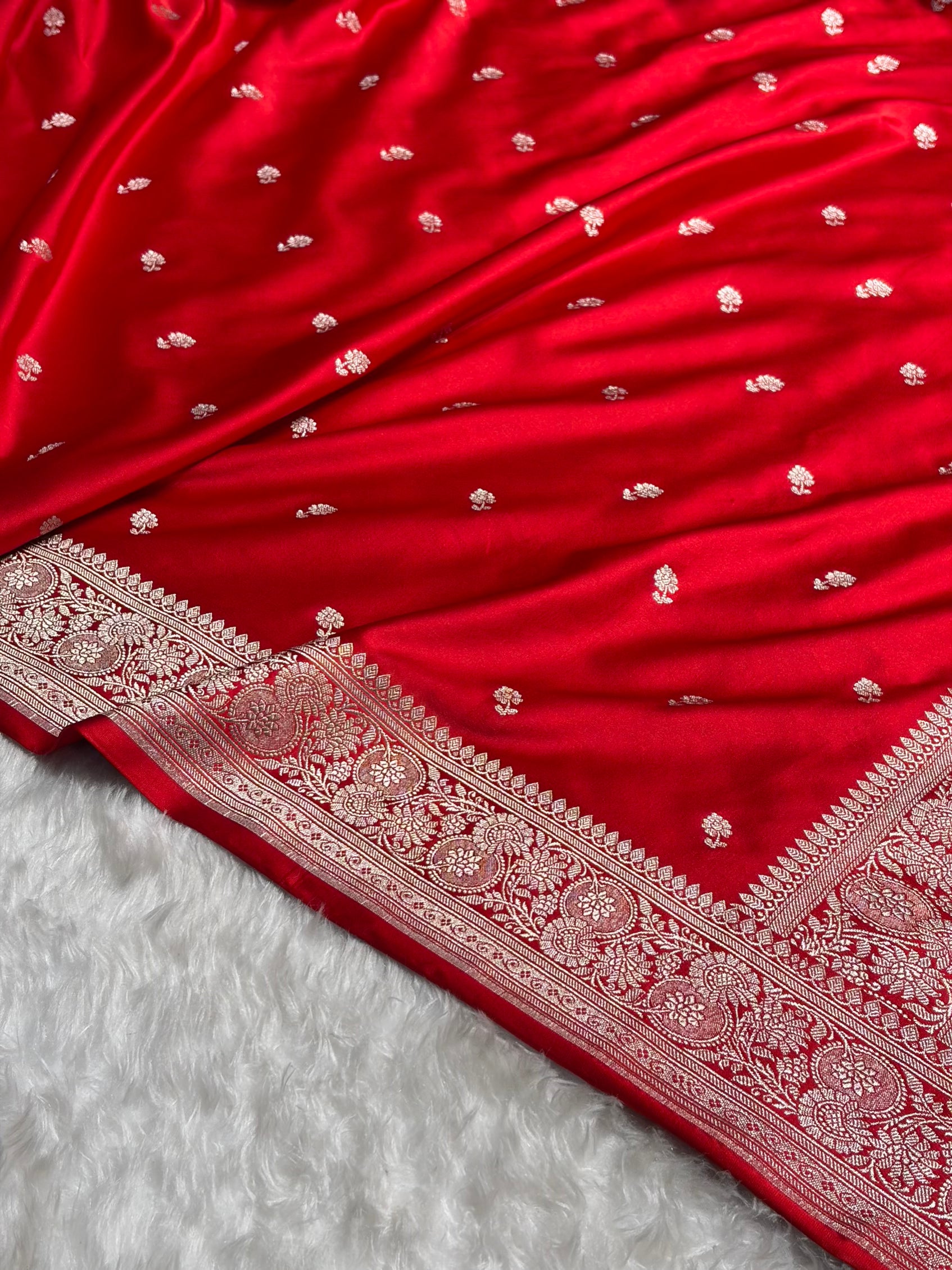 Banarasi Red Shades Booti Mashru Silk Saree MS73