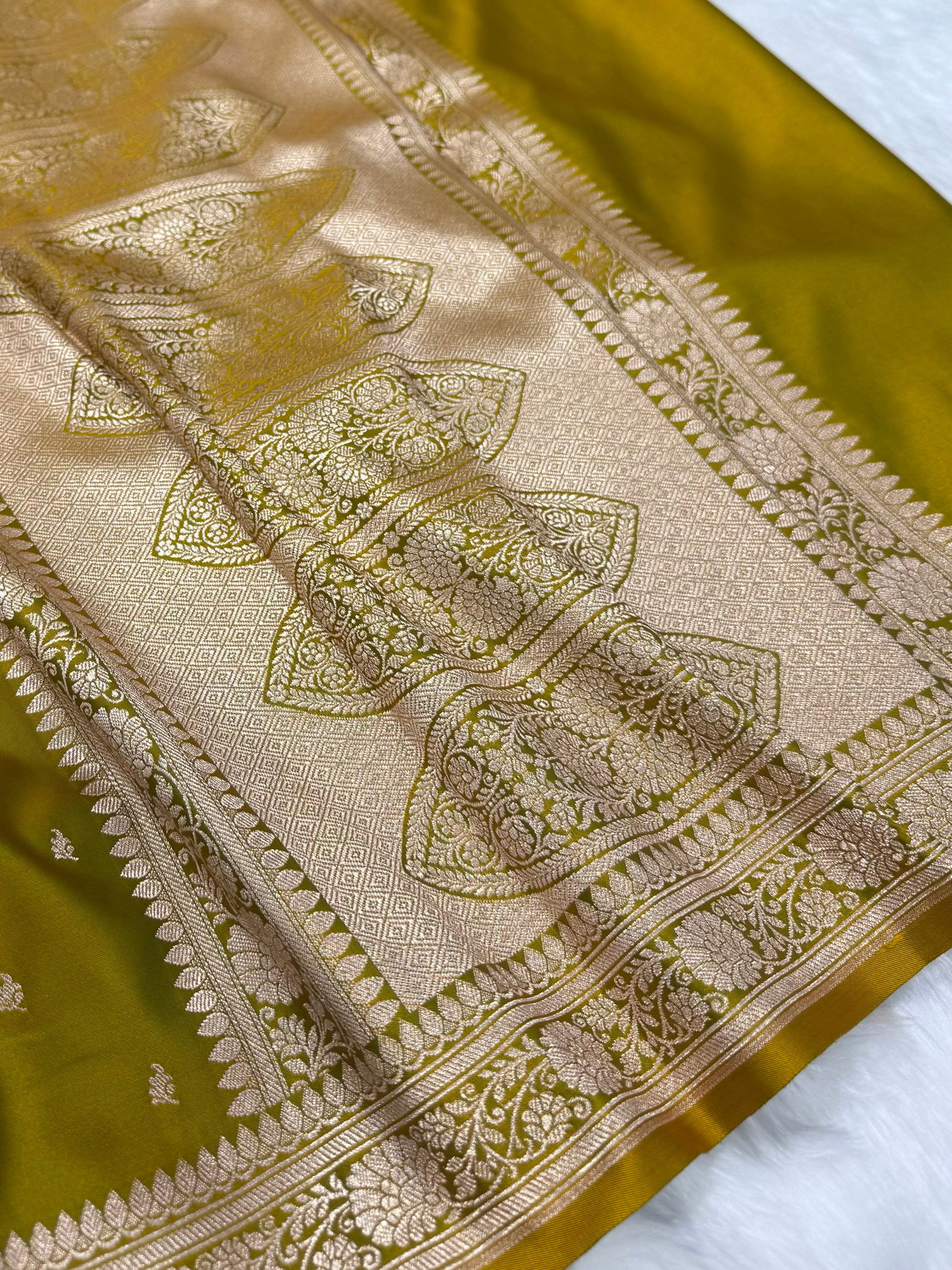 Mehendi Green shades Mashru Silk Saree for Festive Seasons