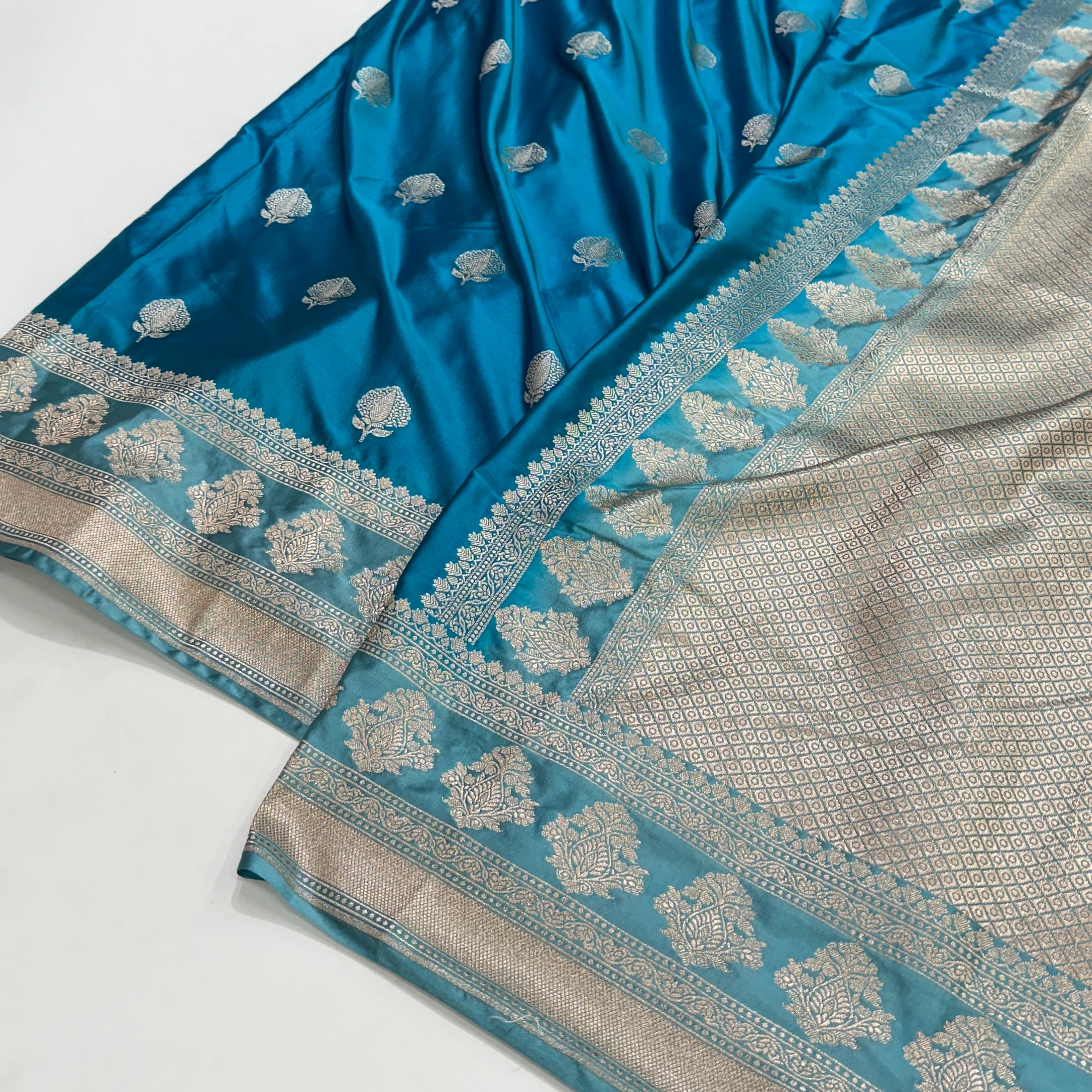 Contrast firozy - light blue Combination Border Mashru Silk Saree With Big Border