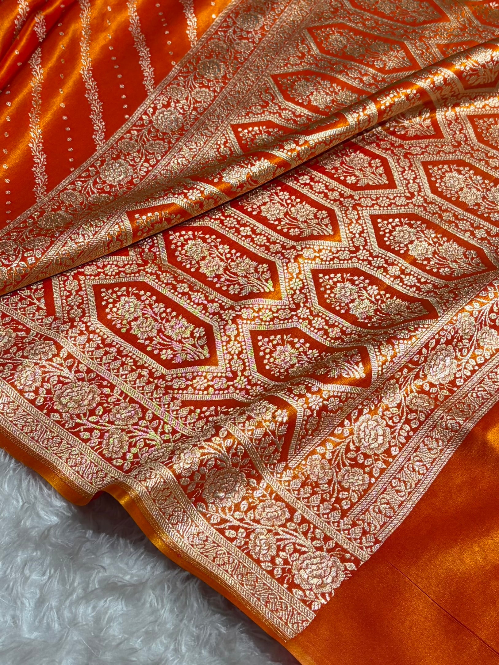 Banarasi Magentic Fire Gold Shades Cross Pattern Banarasi Satin Silk Saree SS61