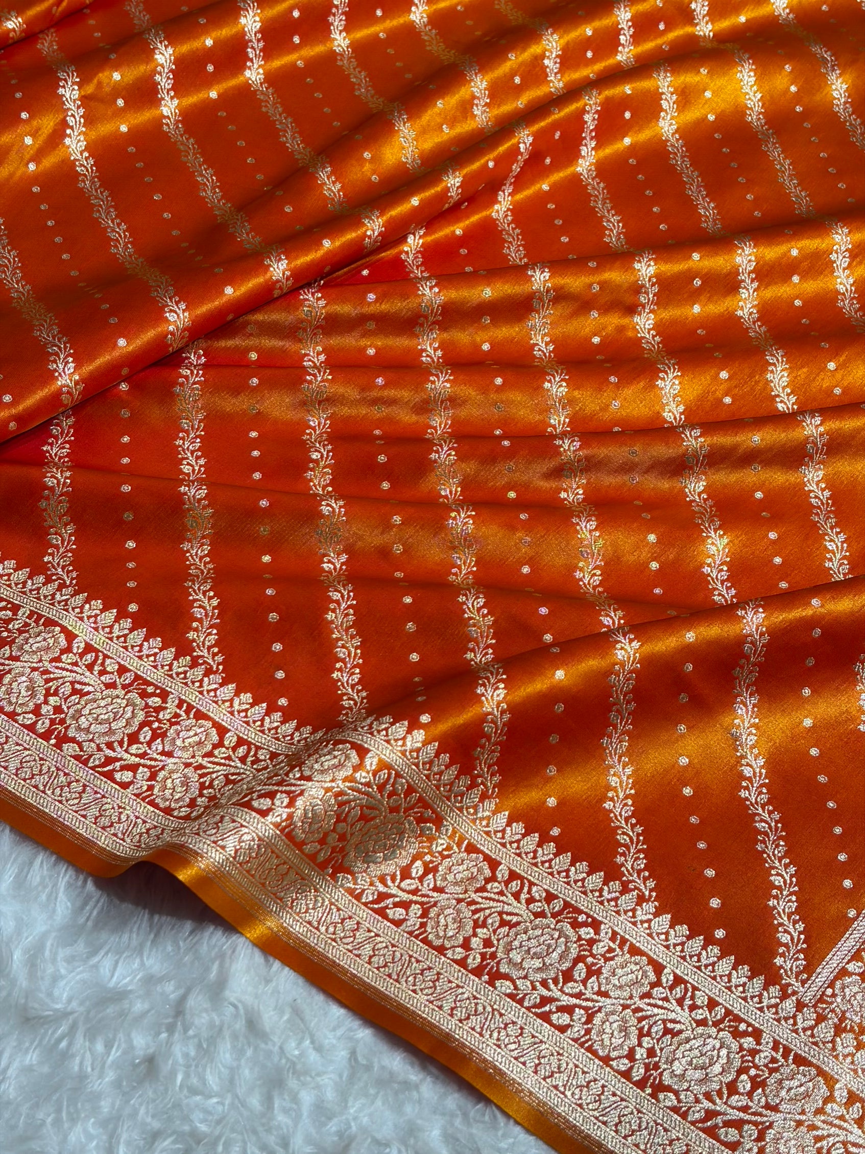 Banarasi Magentic Fire Gold Shades Cross Pattern Banarasi Satin Silk Saree SS61