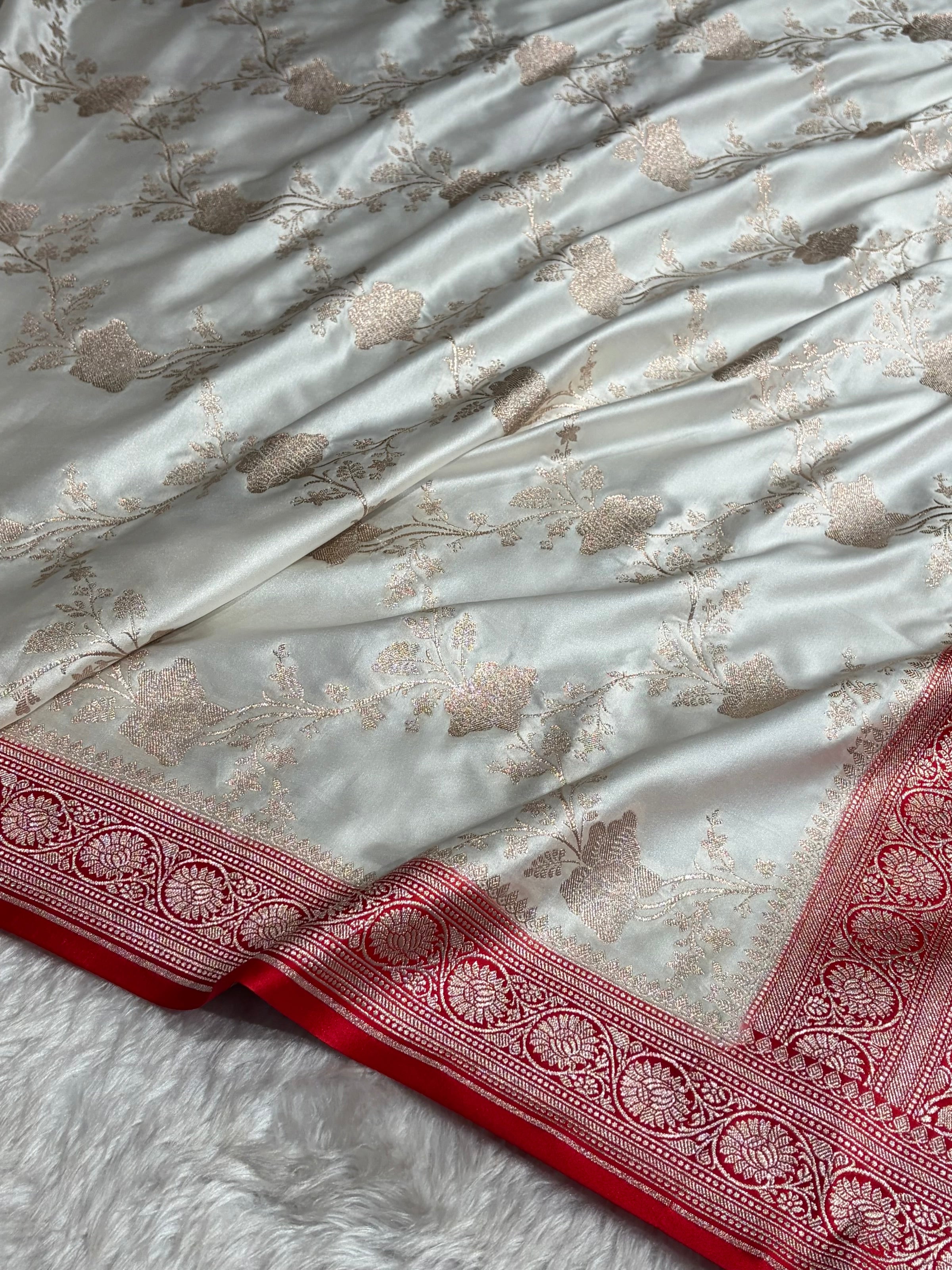 Banarasi Contrast White / Red Shades Jaal With Mashru Silk Saree MCS63