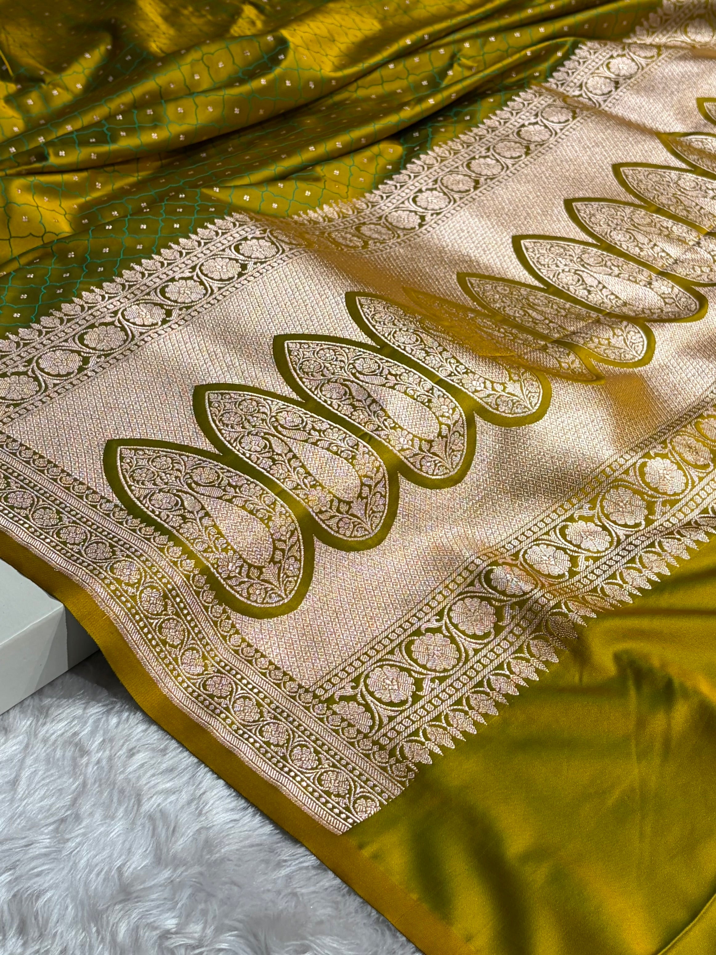 Mehendi Cross Shades Tanchoi Motif Mashru Silk Saree MST-13