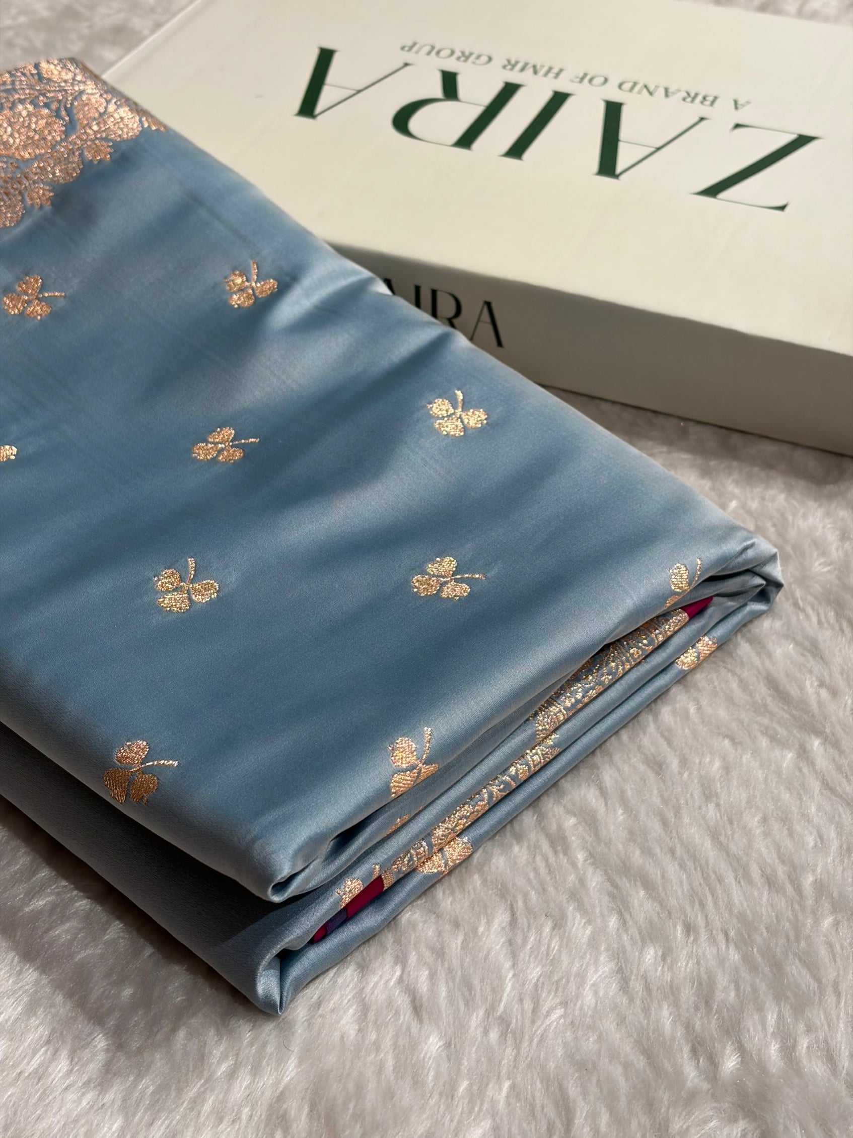 Powder Blue Blue Blue Booti Katan Silk Saree SK09