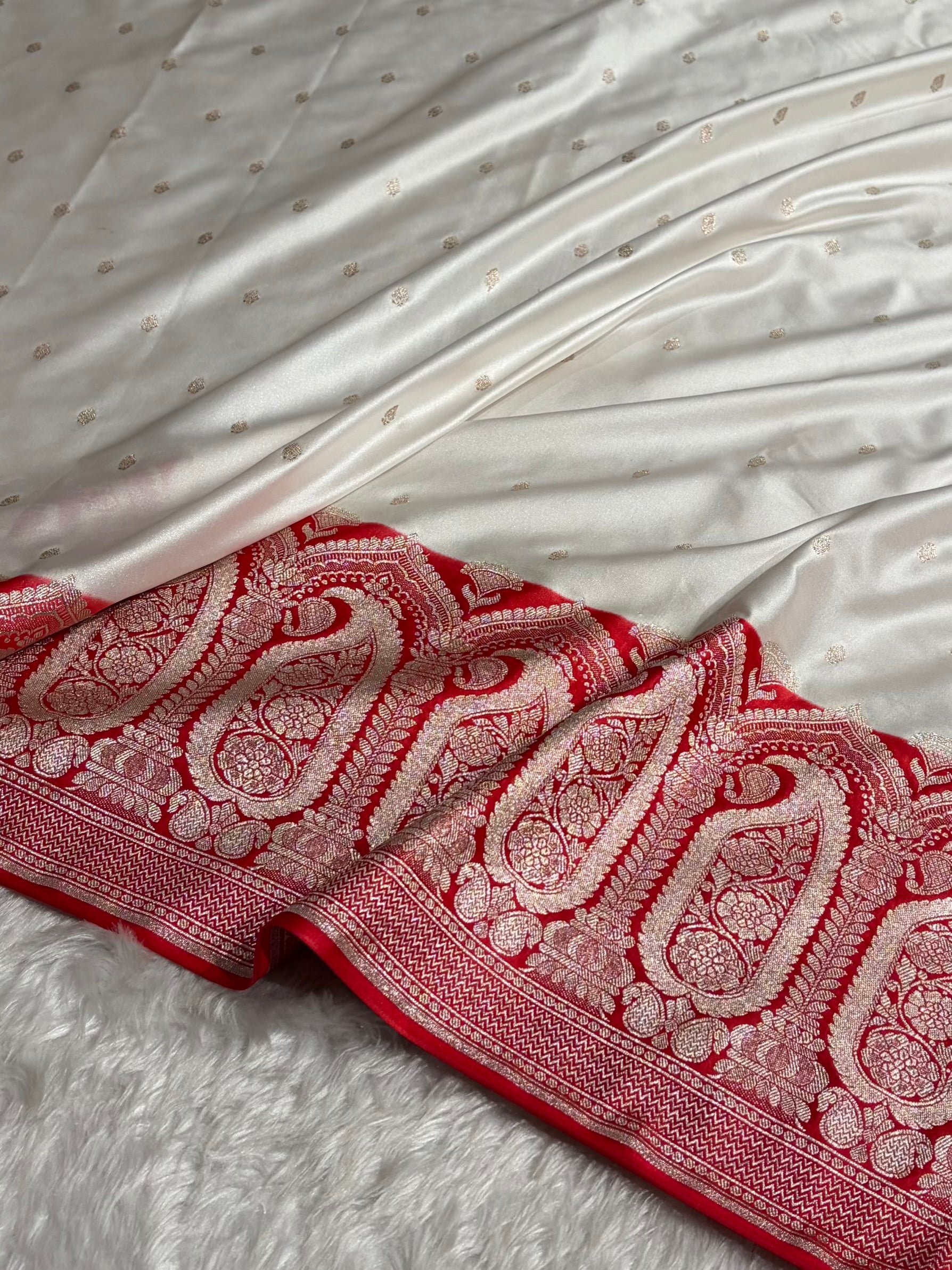 Banarasi Contrast Skirt Border Pattern in White / Red Shades Floral Mashru Silk Saree MCS95