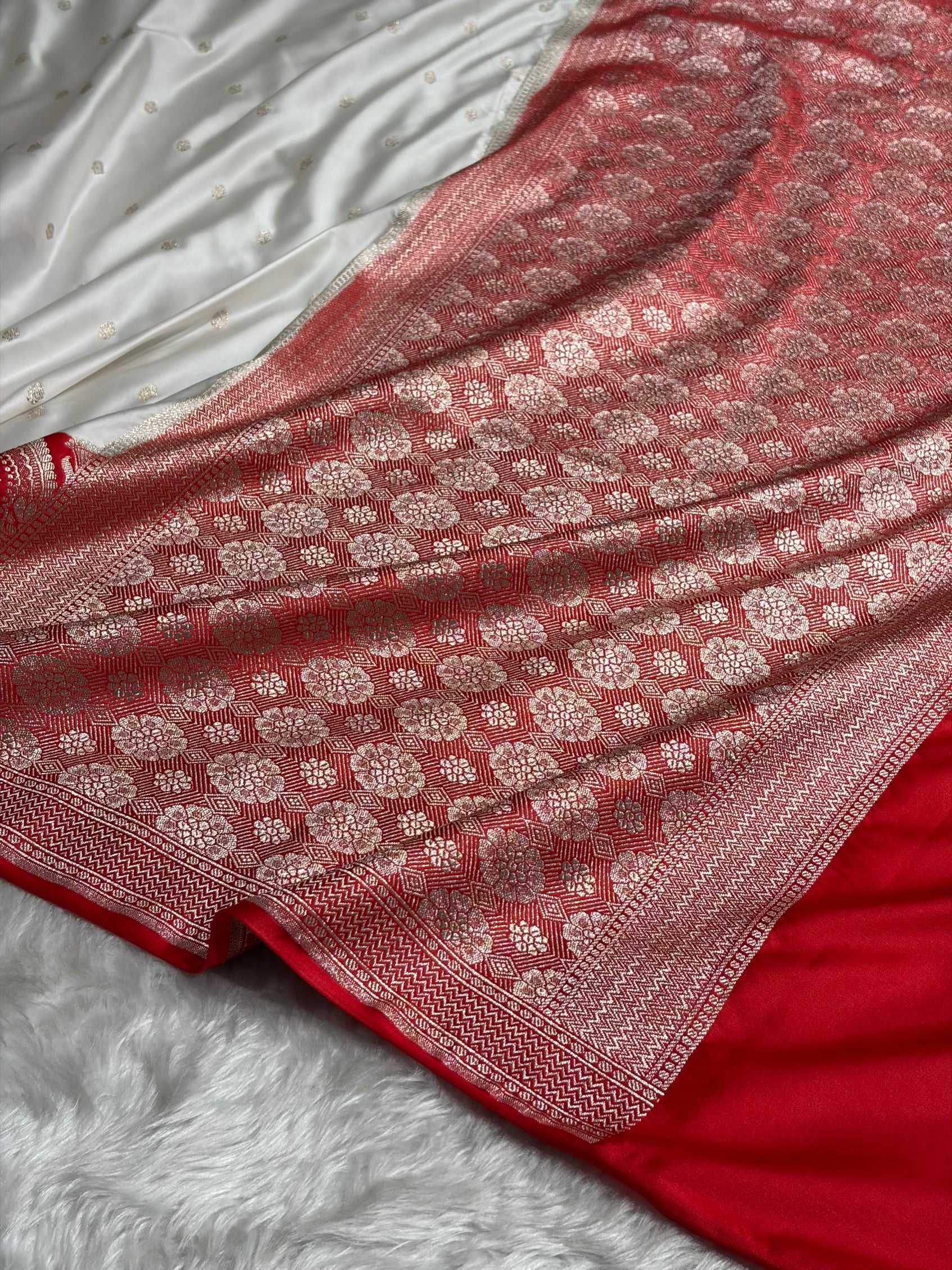 Banarasi Contrast Skirt Border Pattern in White / Red Shades Floral Mashru Silk Saree MCS95