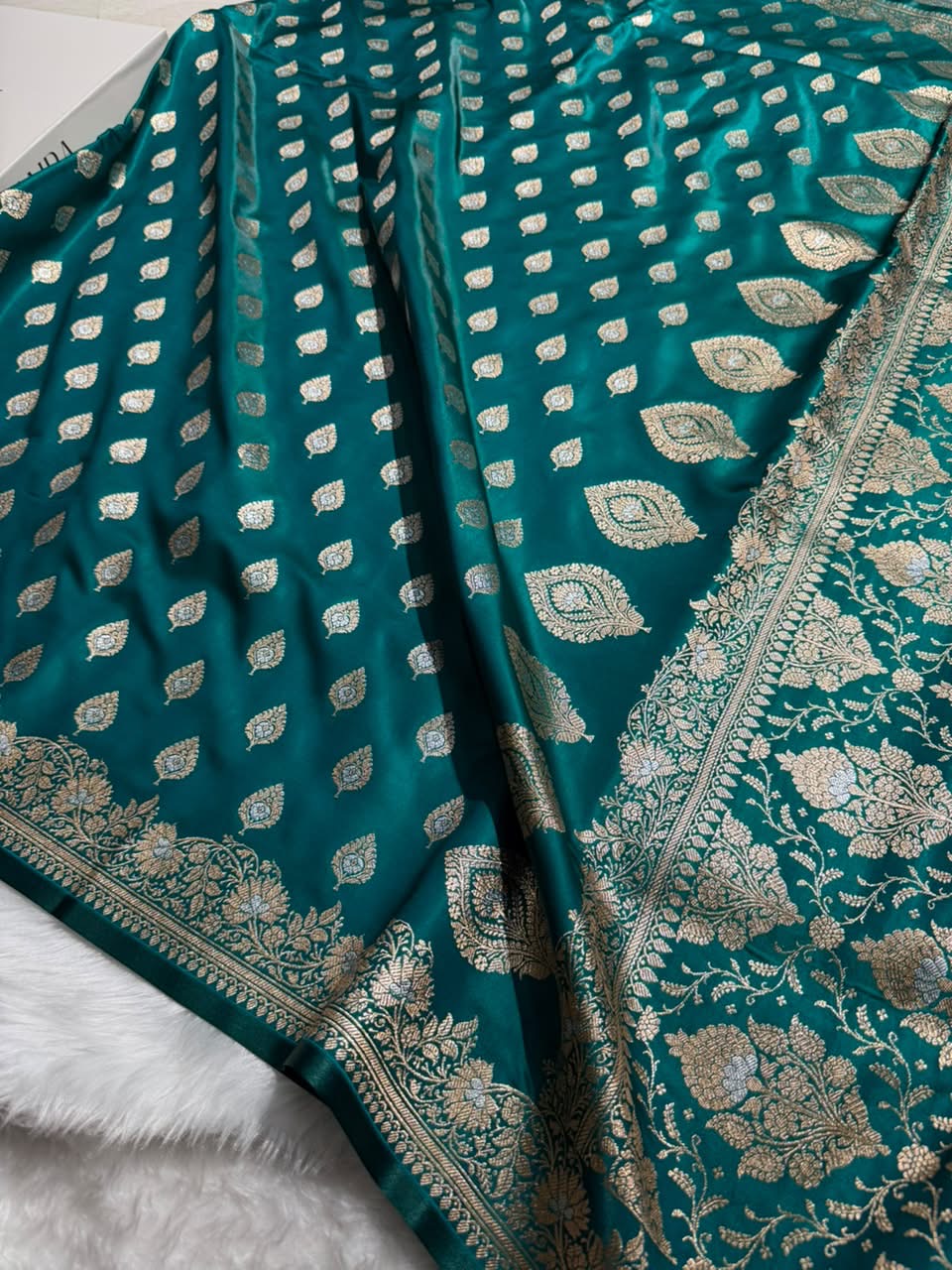 Banarasi Rama Green Shades Minakari Booti Pattern Banarasi Satin Silk Saree SS60