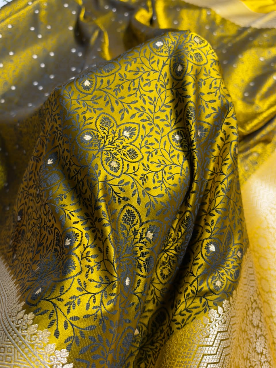 Mahendi Shades Jamawar Tanchoi Motif Mashru Silk Saree MST-17