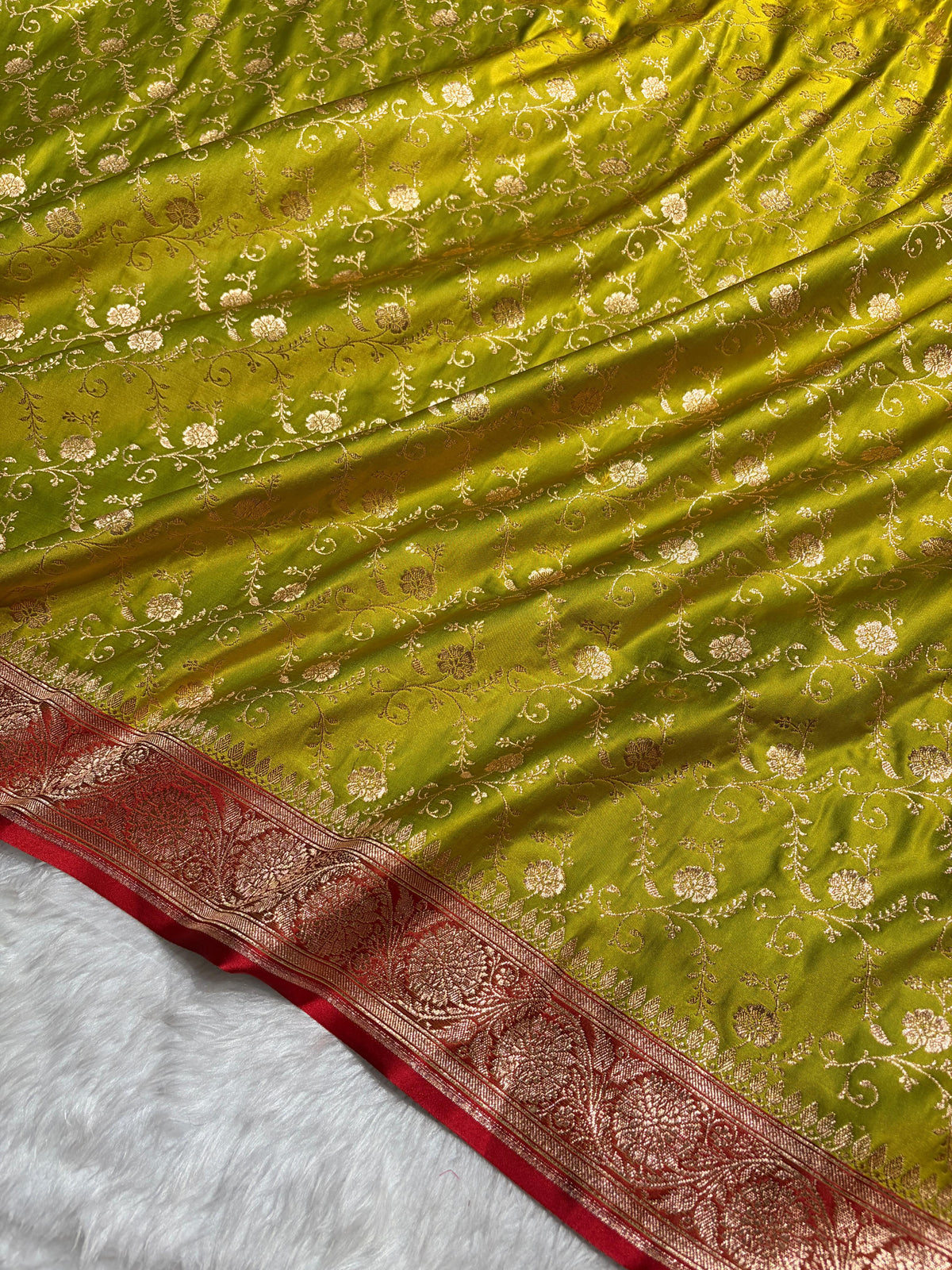Banarasi Satin Katan Saree in Contrast Mahendi Green / Red Shades SK158