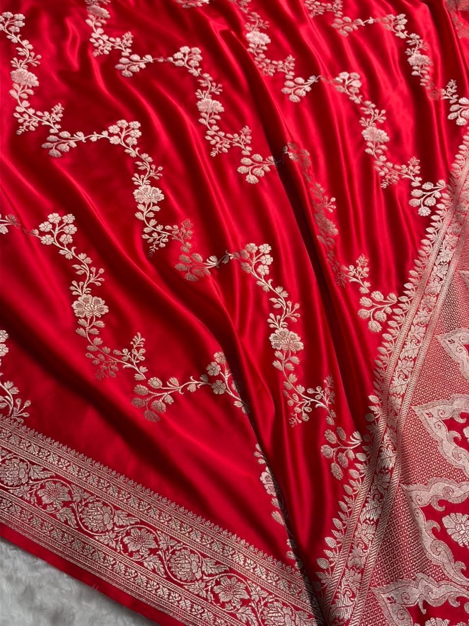 Traditional Banarasi Floral Cross Pattern in Red Shades Floral Mashru Silk Saree MCS110