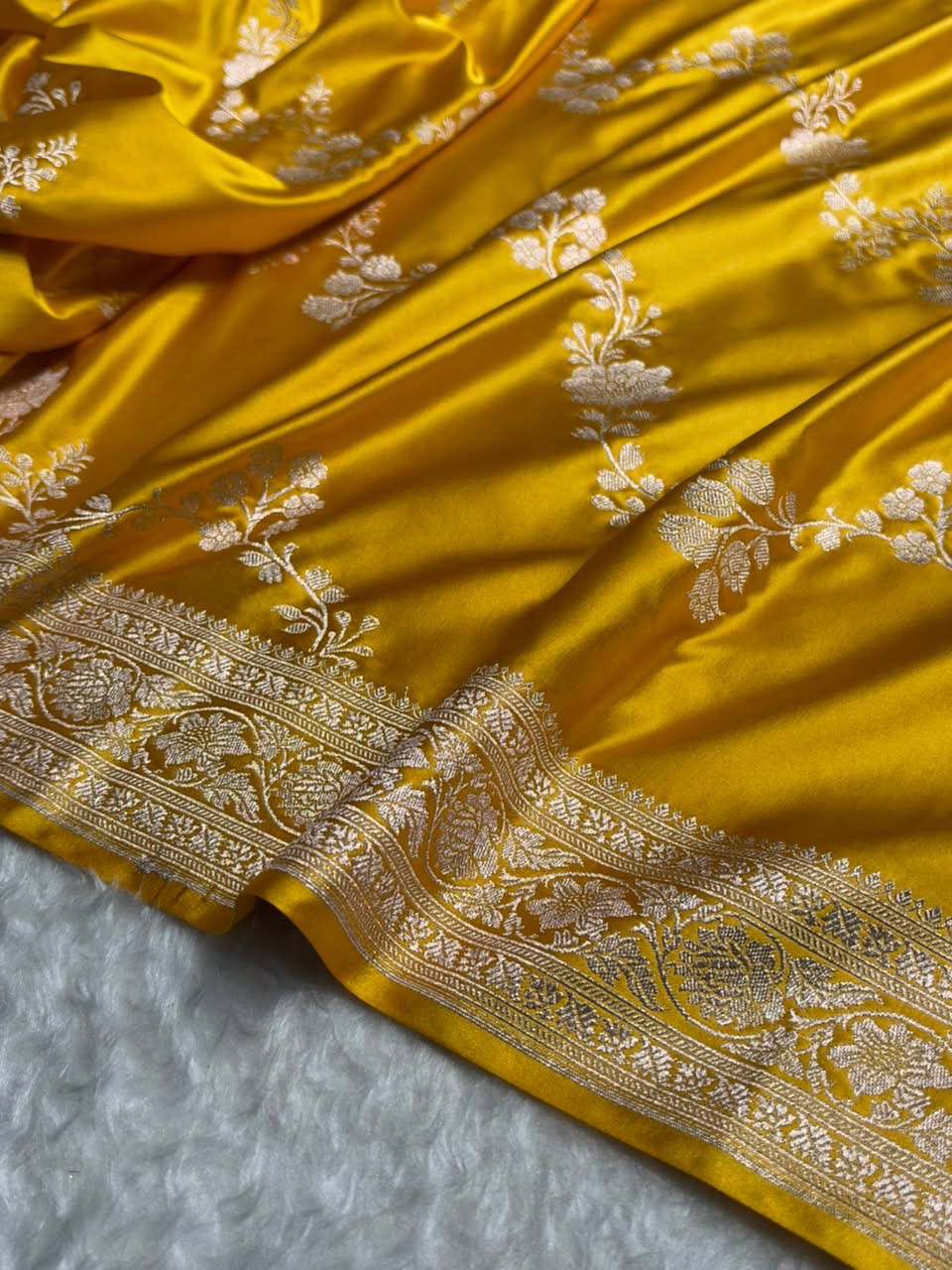 Traditional Banarasi Floral Cross Pattern in Yellow Shades Floral Mashru Silk Saree MCS110