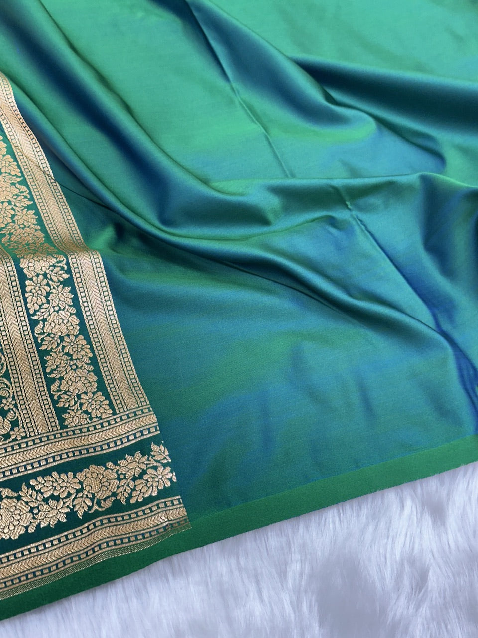 Cross Bottle Green Banarasi Booti Katan Silk Saree