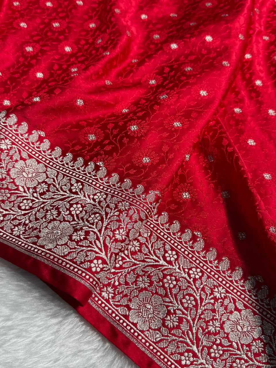 Red Shades Booti Tanchoi Mashru Silk Saree