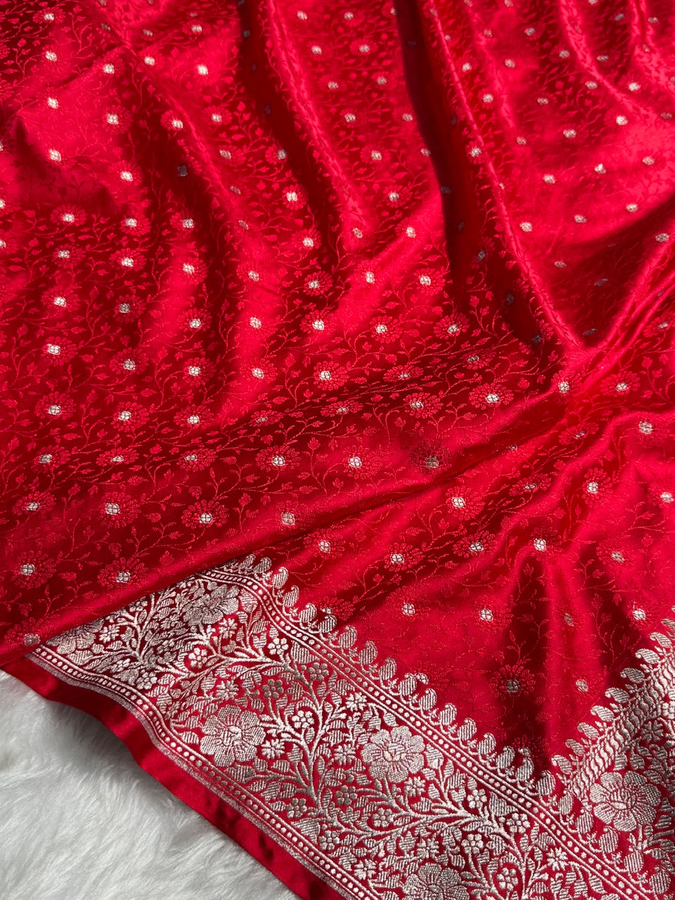 Red Shades Booti Tanchoi Mashru Silk Saree