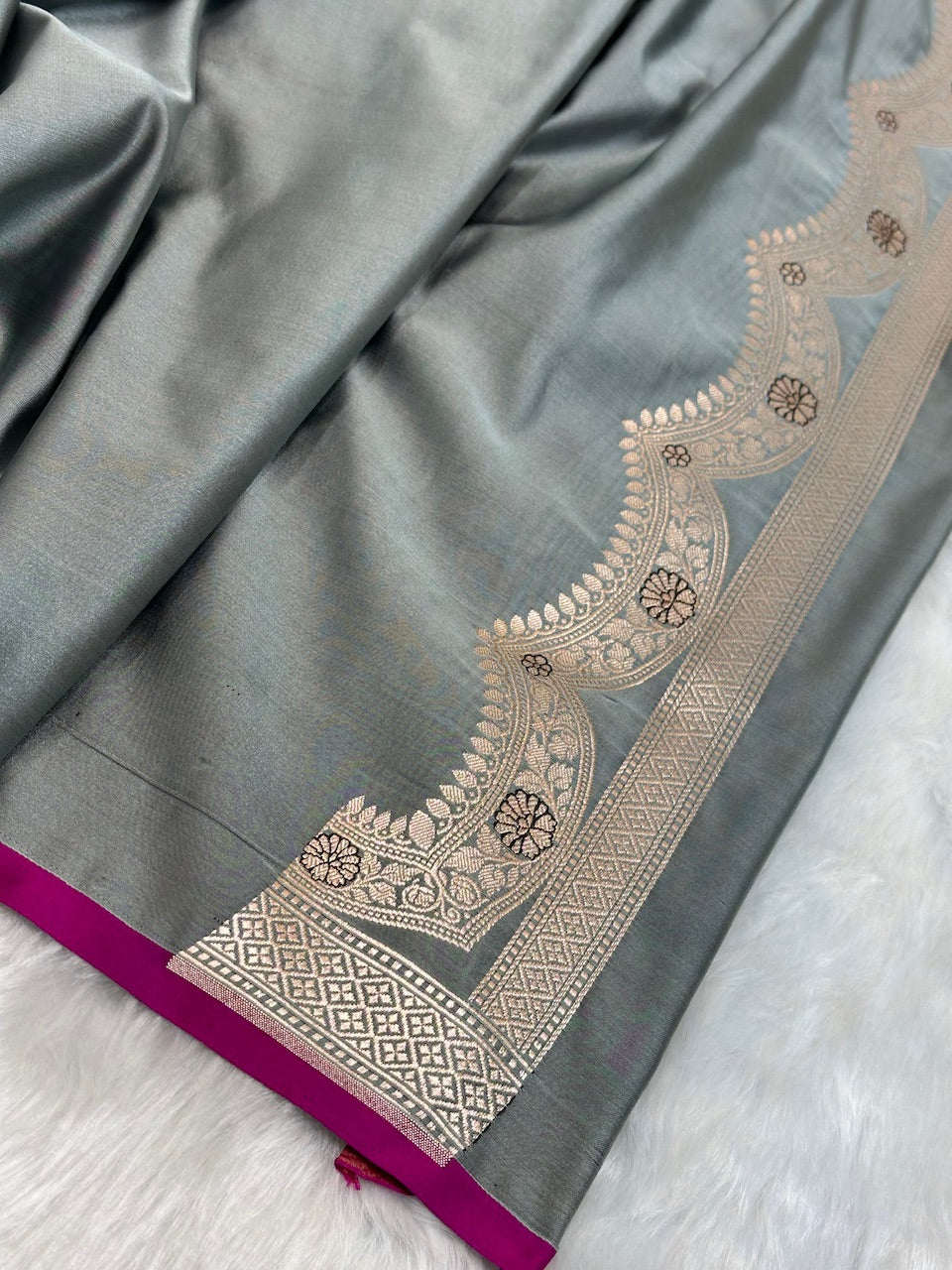Grey Shades Scallop Motif Booti Mashru Silk Saree
