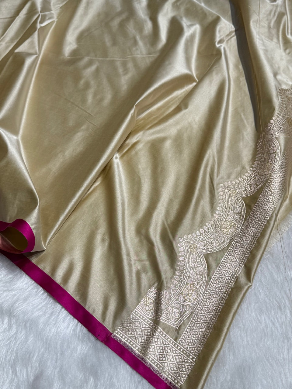 Tusser Shades Scallop Motif Booti Mashru Silk Saree
