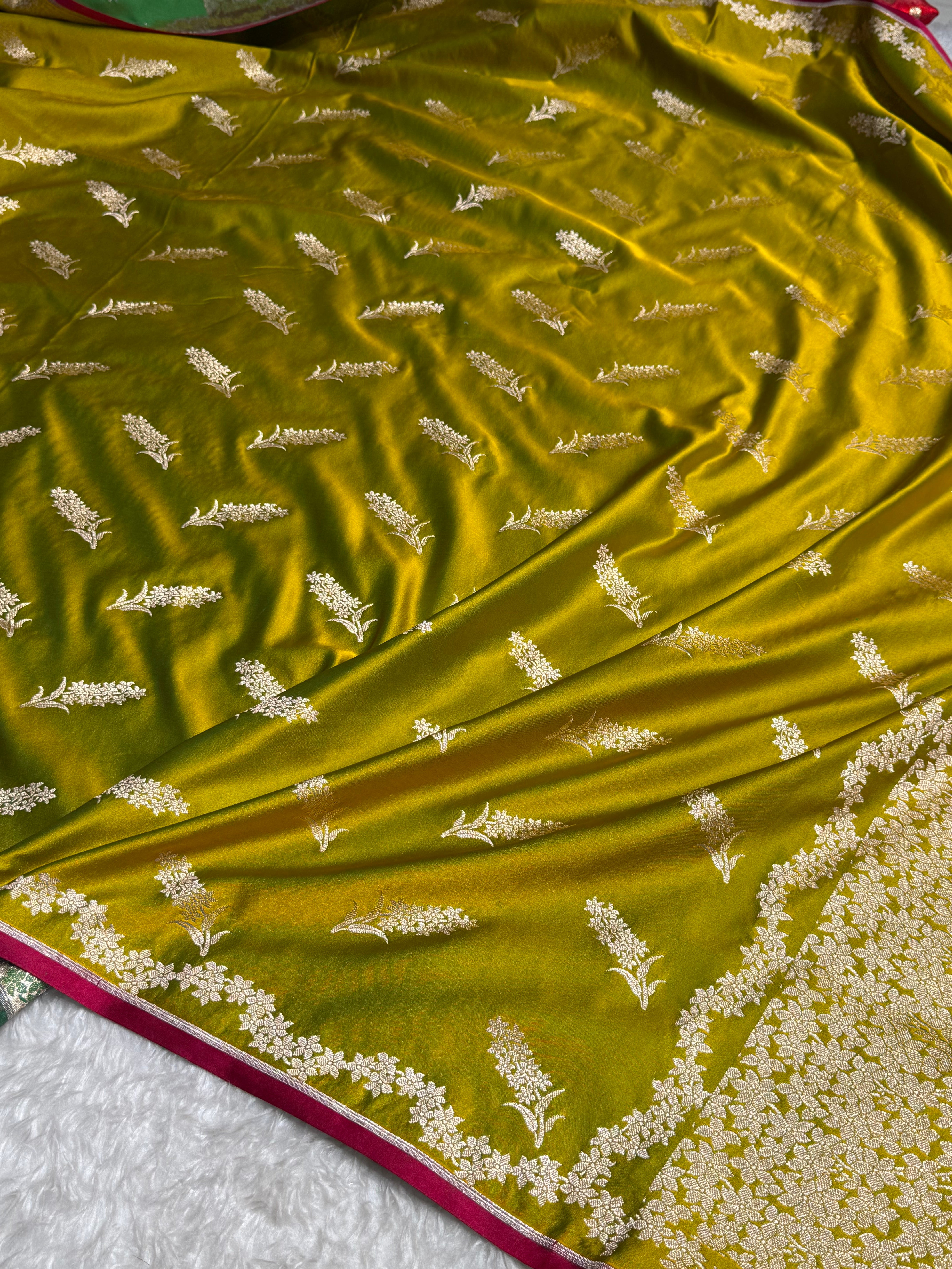 Mehandi Unique Motif Mashru Silk Saree