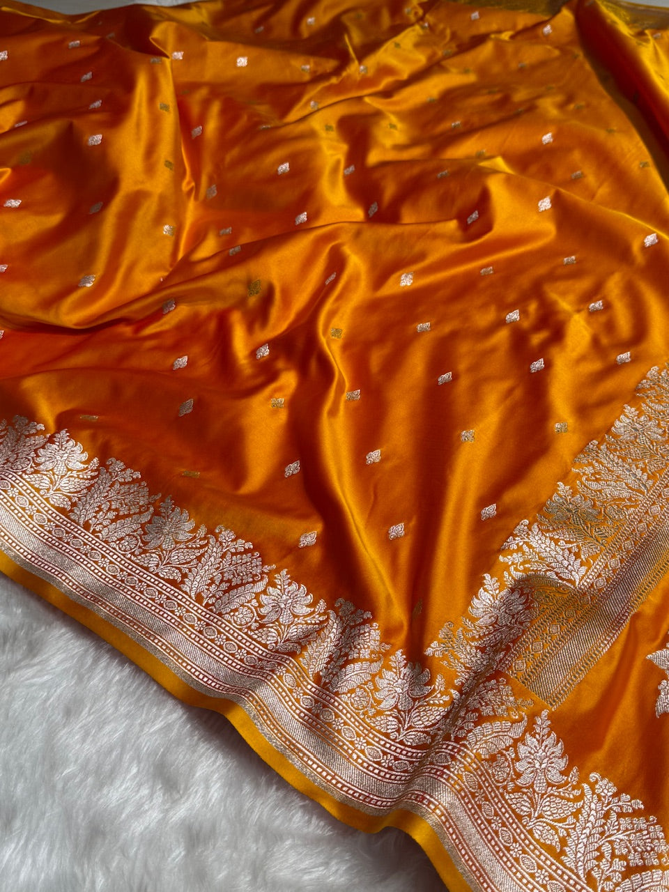 Gold Shades Motif Booti Mashru Silk Saree
