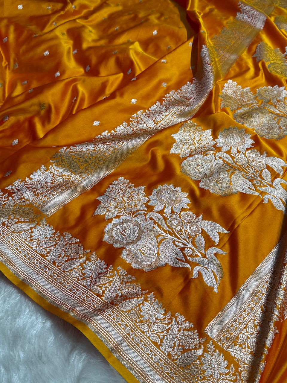 Gold Shades Motif Booti Mashru Silk Saree
