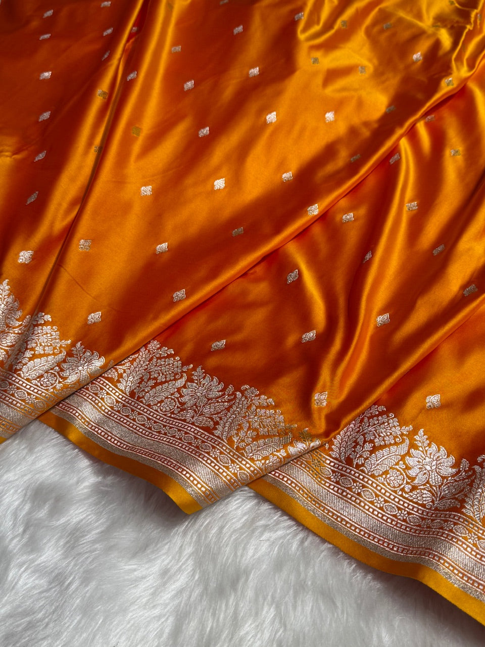 Gold Shades Motif Booti Mashru Silk Saree