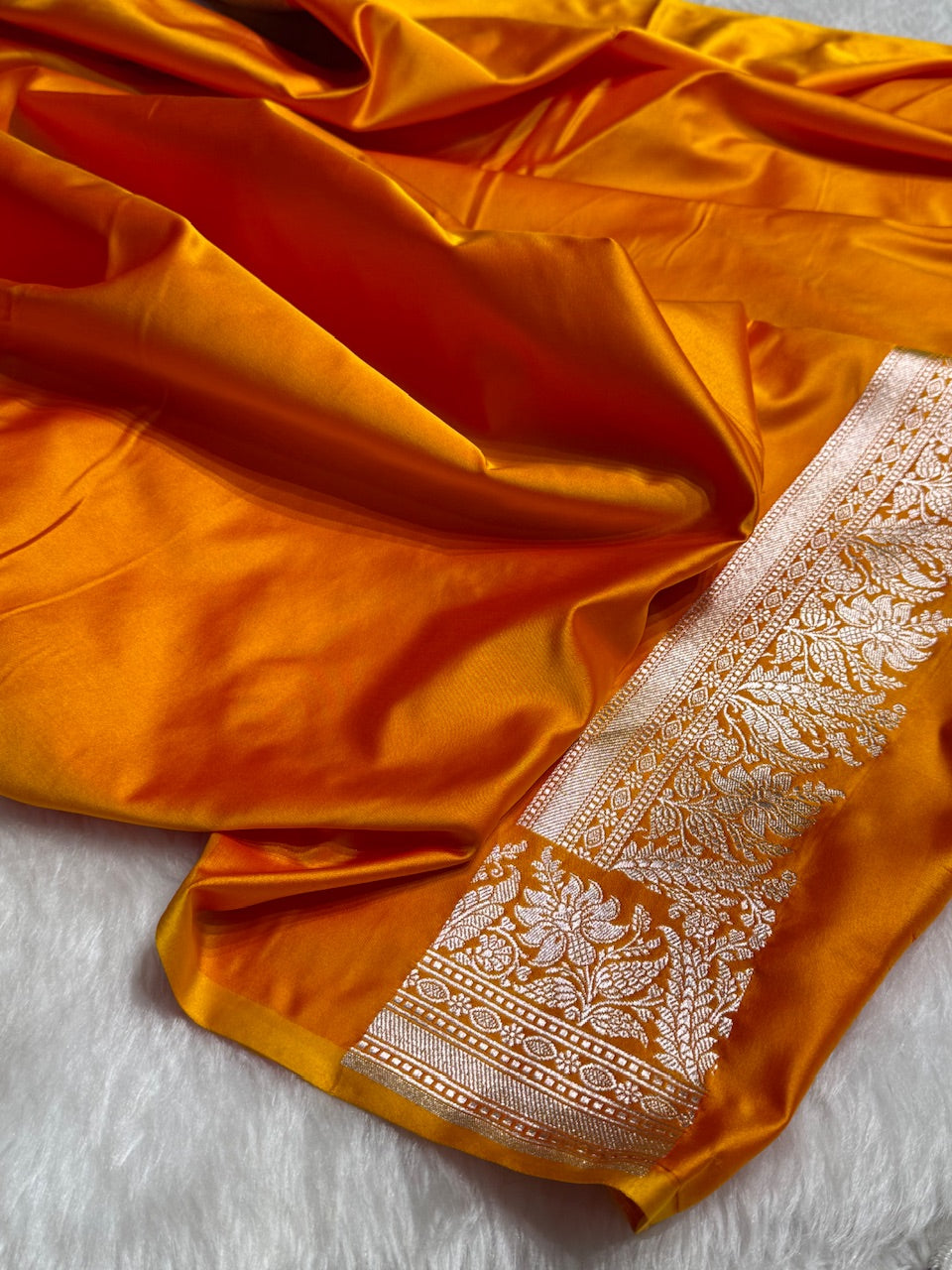 Gold Shades Motif Booti Mashru Silk Saree