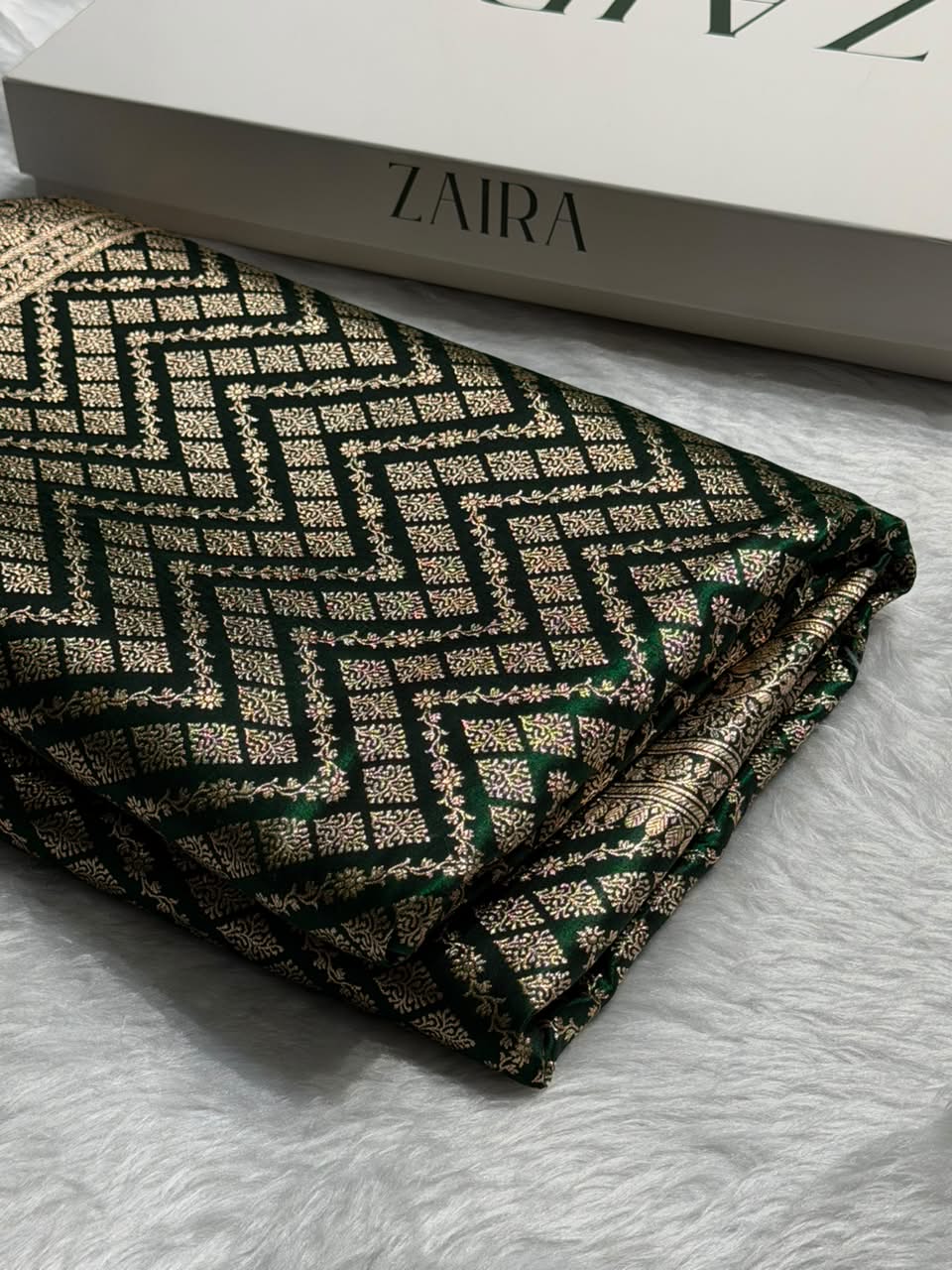 Bottle Green Shades Jaal Pattern Banarasi Satin Silk Saree SS56