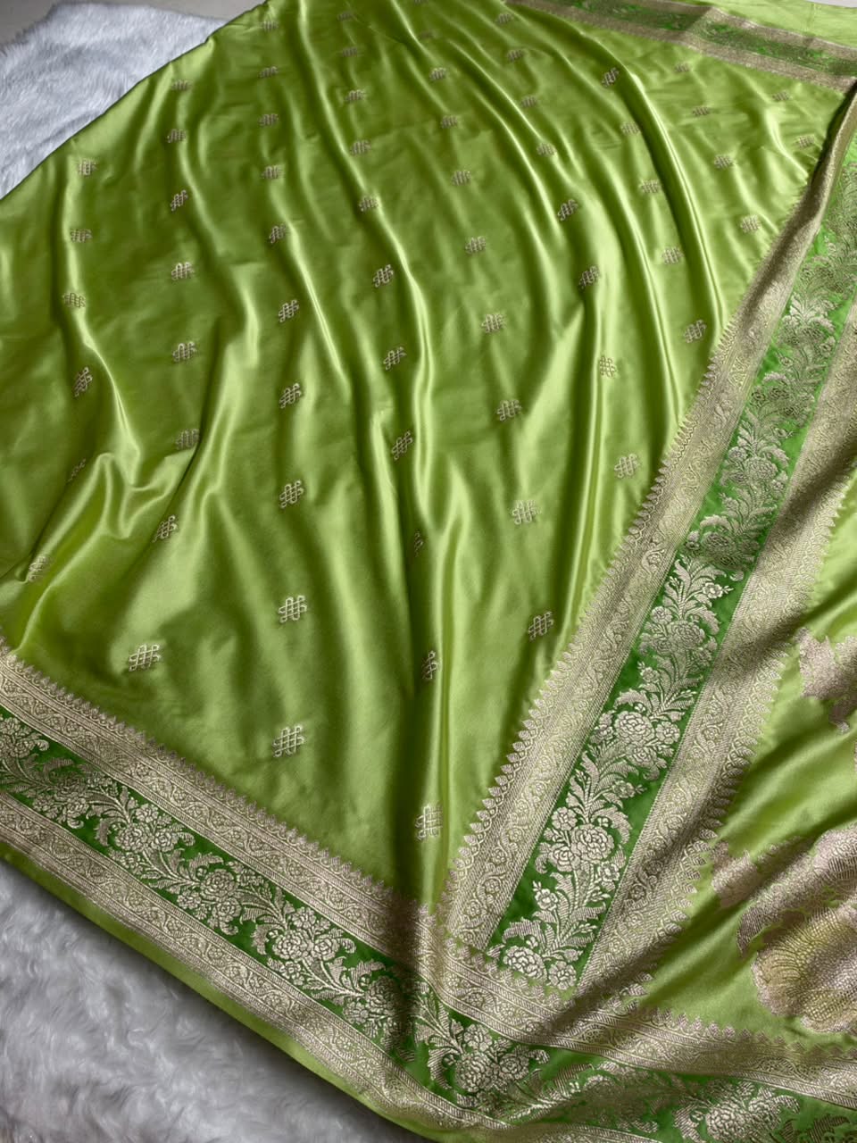 Banarasi Floral Booti Pattern in Green Shades Floral Mashru Silk Saree MCS101