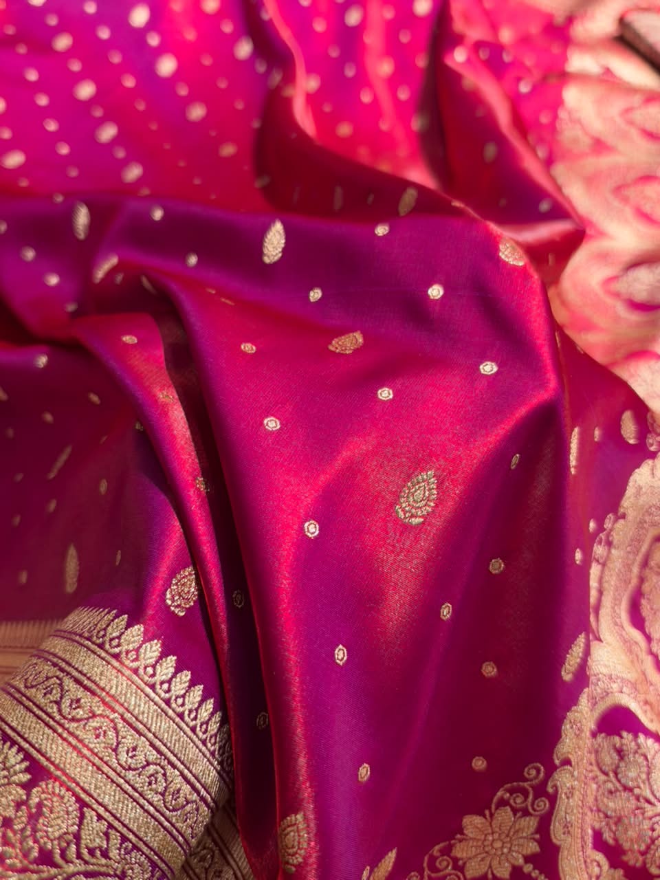 Banarasi Redish Magenta Shades Booti Pattern Banarasi Satin Silk Saree SS64