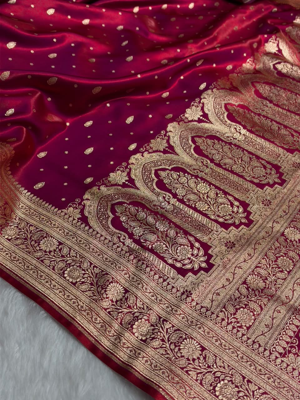 Banarasi Redish Magenta Shades Booti Pattern Banarasi Satin Silk Saree SS64
