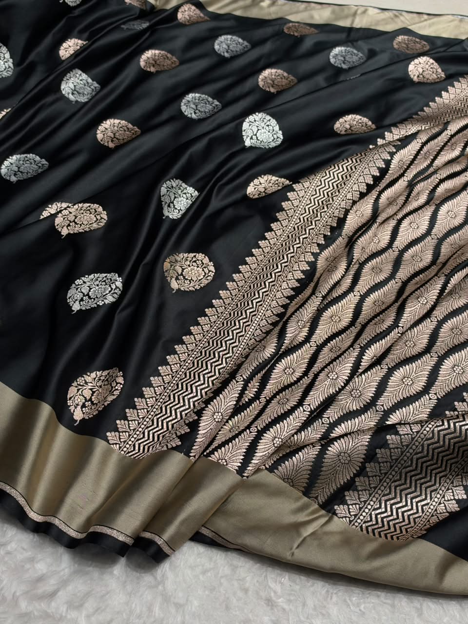 Black Saree With Tusser Border in Floral Pattern Mashru Silk Saree MSM-145
