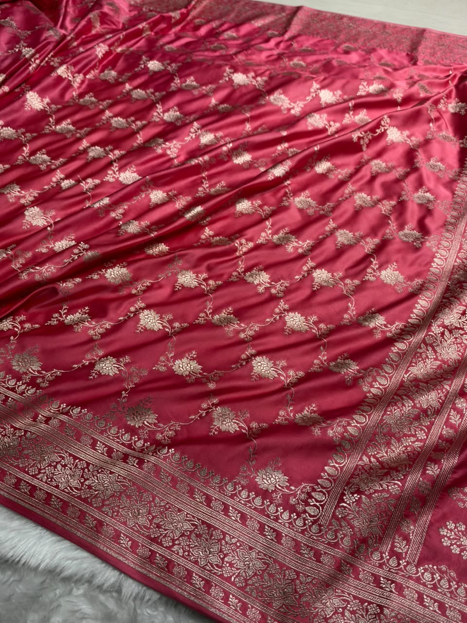 Gajari Shades Banarasi Floral Jaal Mashru Silk Saree MCS109
