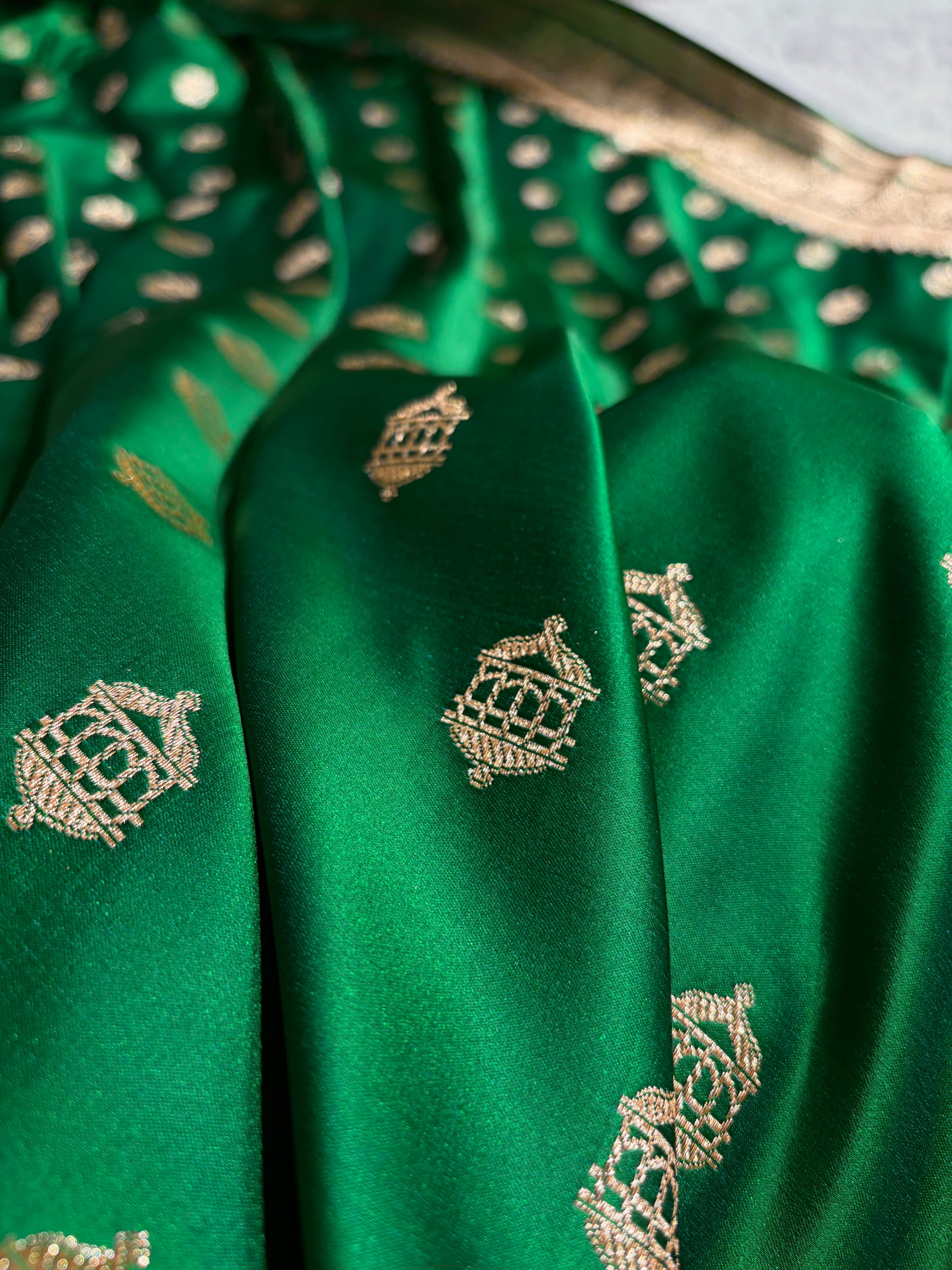 Banarasi Satin Katan Saree Booti Pattern in Cross Green Shades SK137