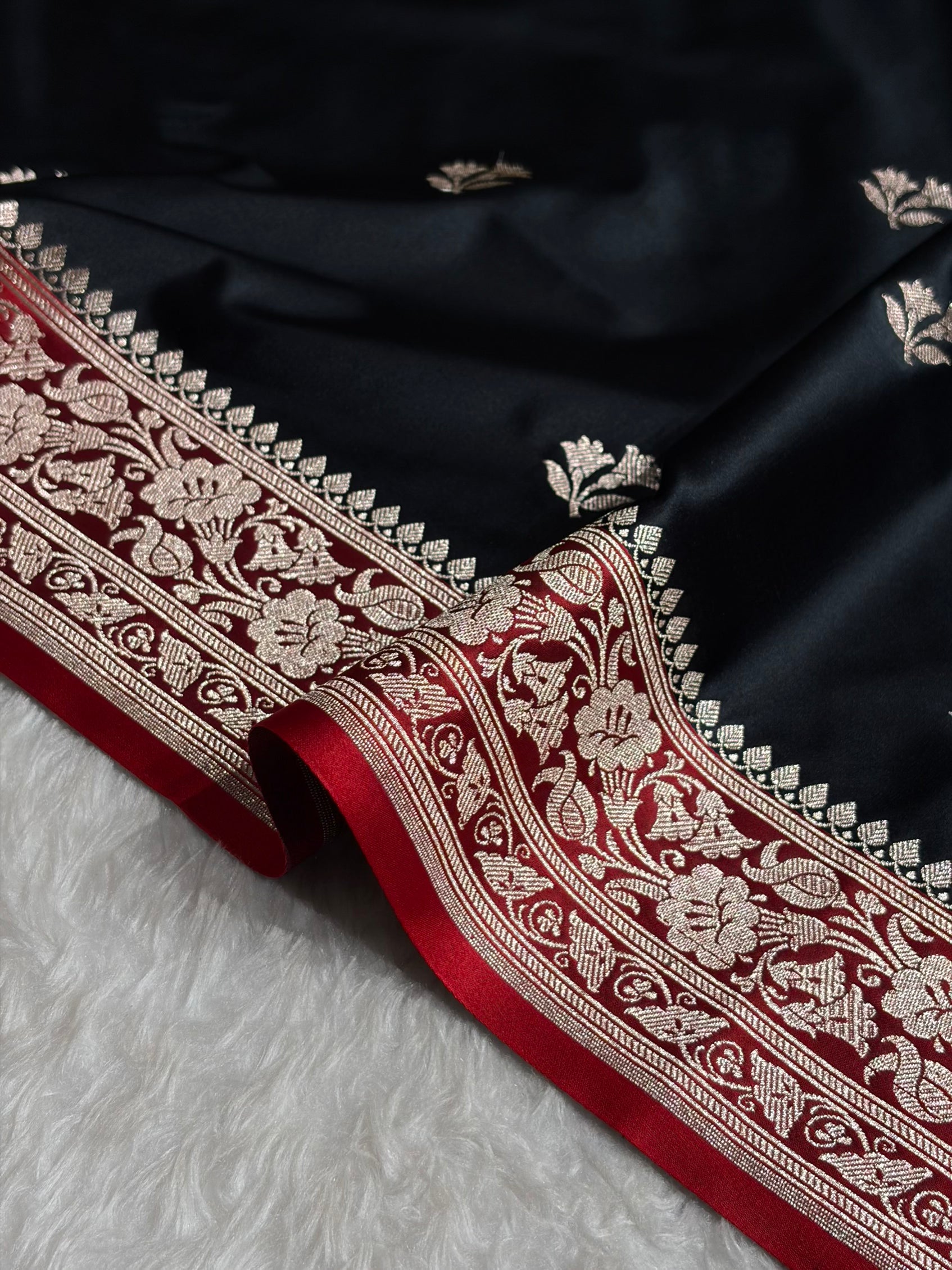 Contrast Black / Red Shades Banarasi Booti Pattern Mashru Silk Saree MSM-138