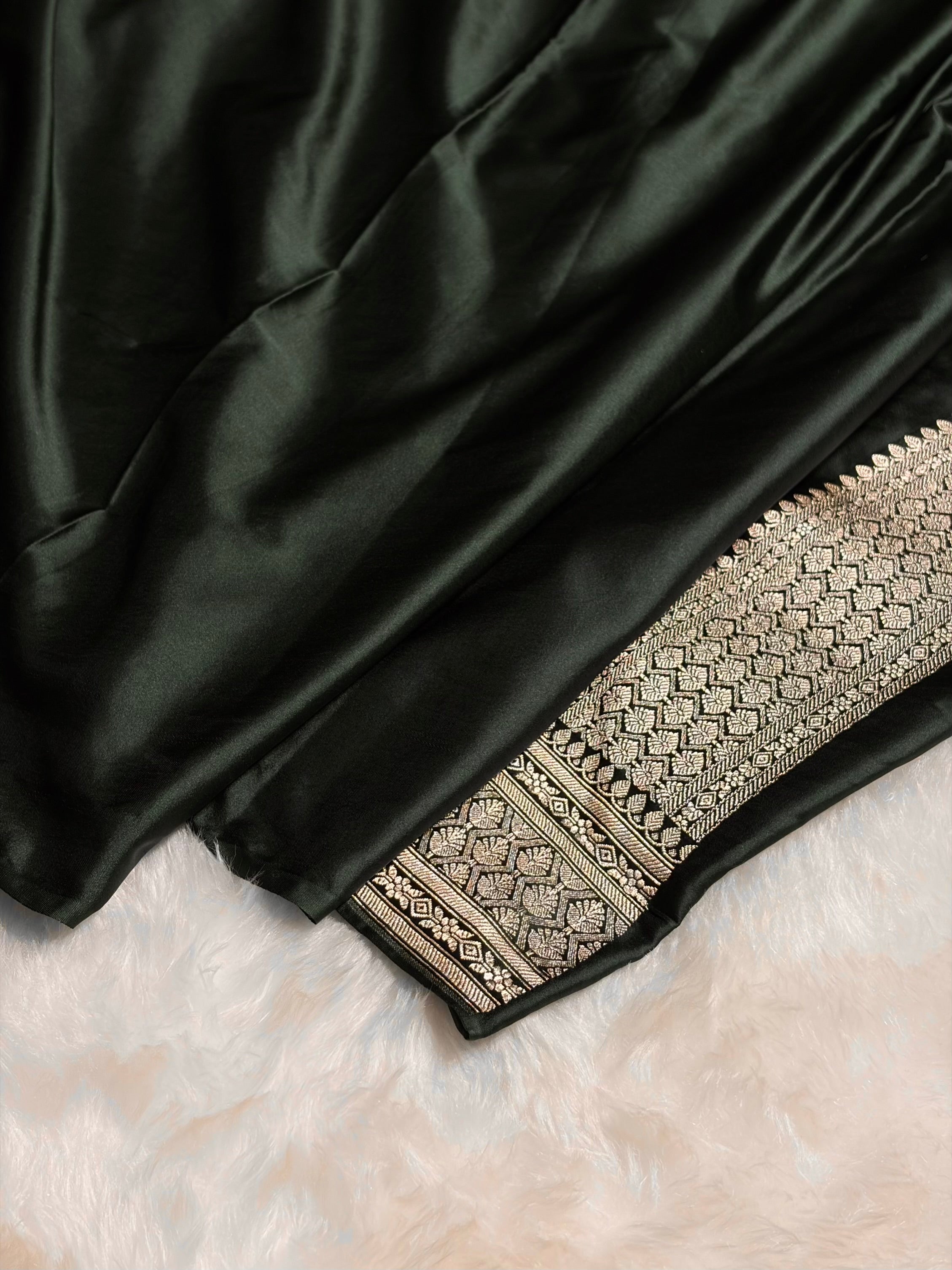 Contrast Banarasi Dusty Mustard With Dark Bottle Green Tanchoi Floral Booti Mashru Silk Saree MS59