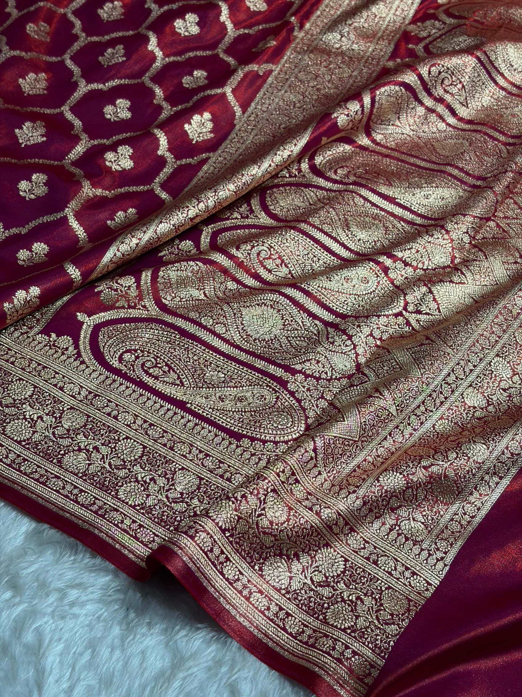 Magentic Red Shades Jaal Pattern Banarasi Satin Silk Saree SS57
